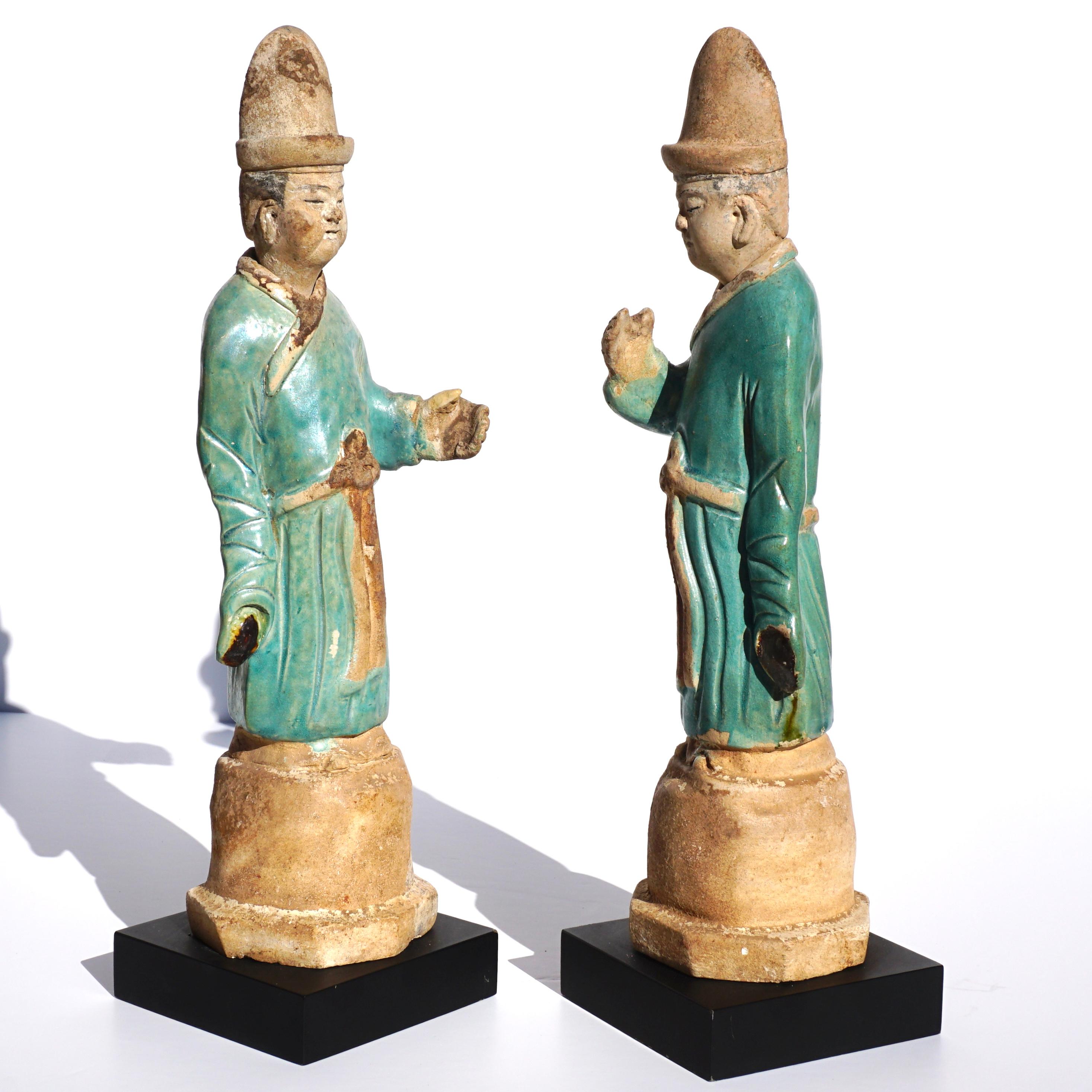 Pareja de Figuras Dignas de Cerámica Esmaltada de la Dinastía Ming Chino en venta