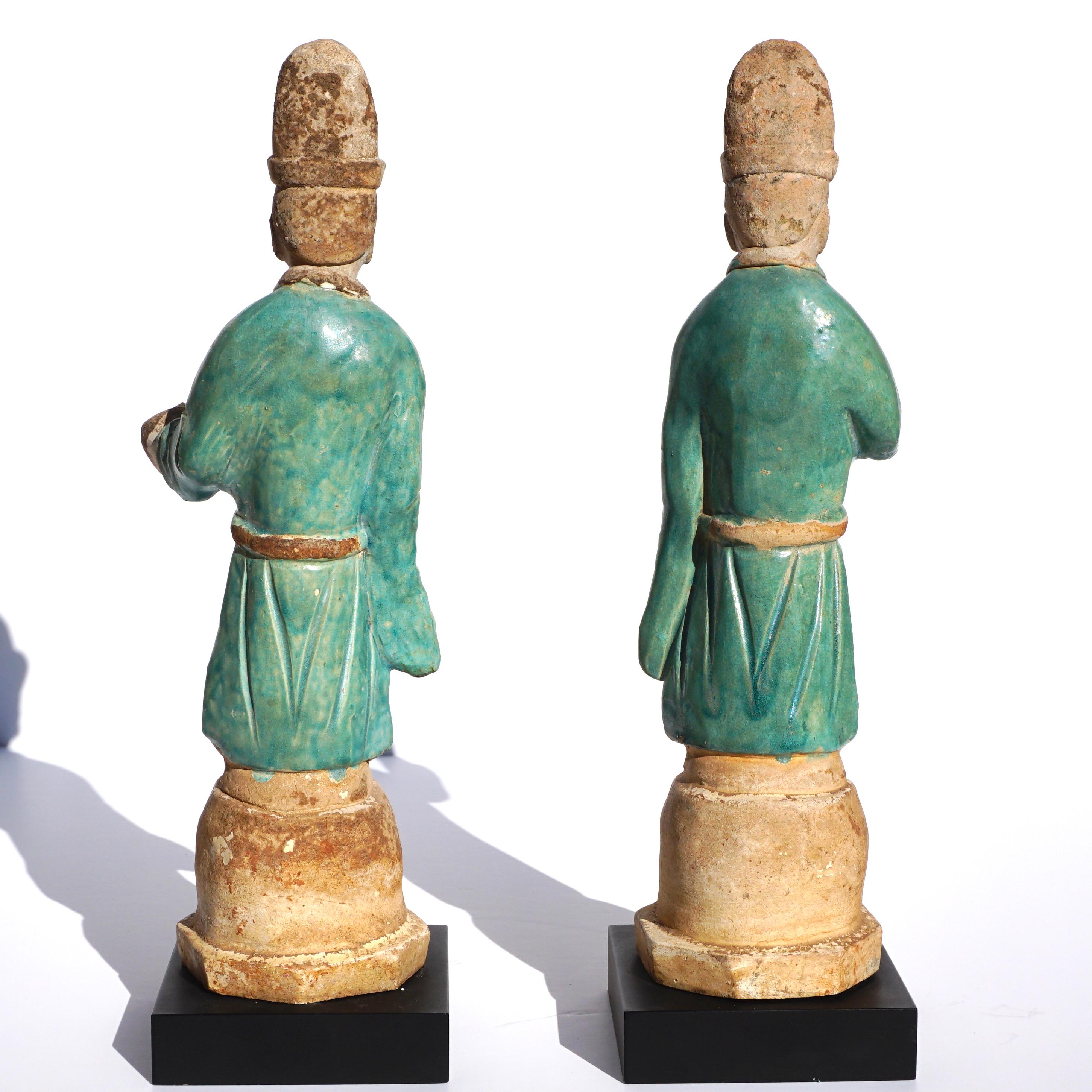 Vernissé Paire de figurines de dignitaires en poterie émaillée de la dynastie Ming Ming en vente
