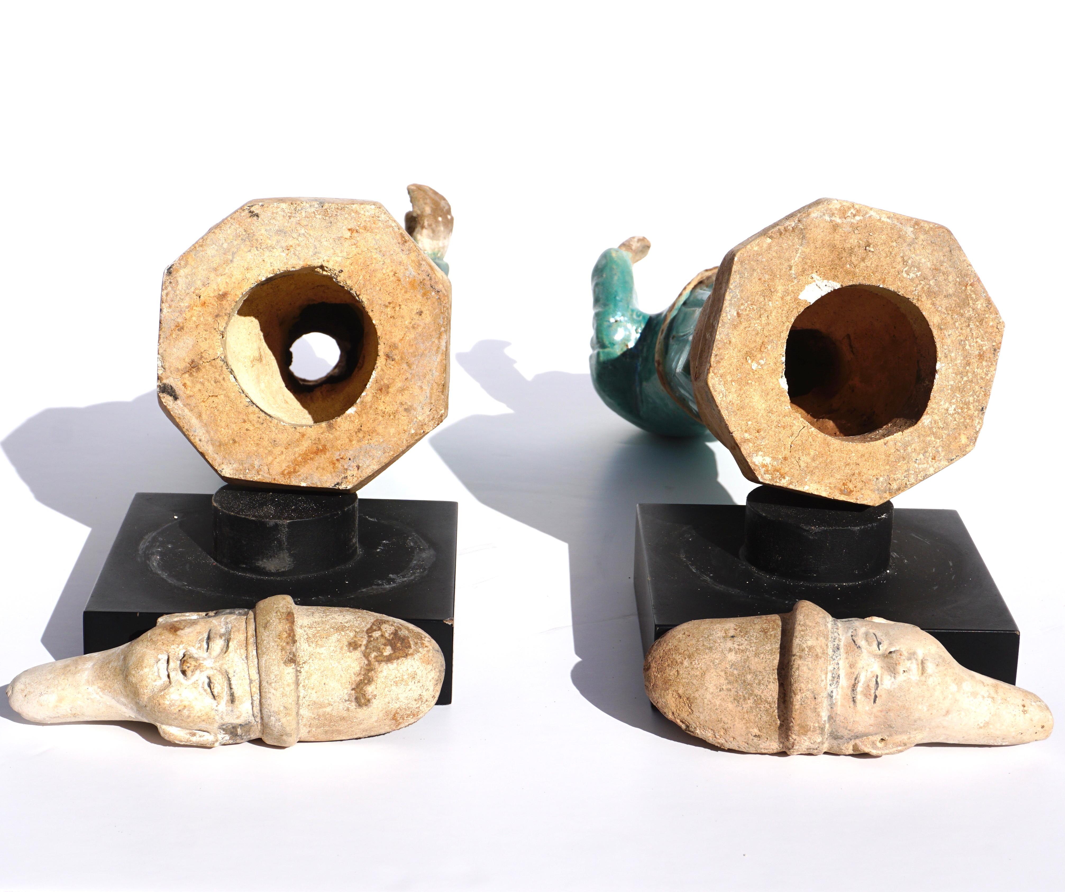 Paire de figurines de dignitaires en poterie émaillée de la dynastie Ming Ming Excellent état - En vente à Dallas, TX