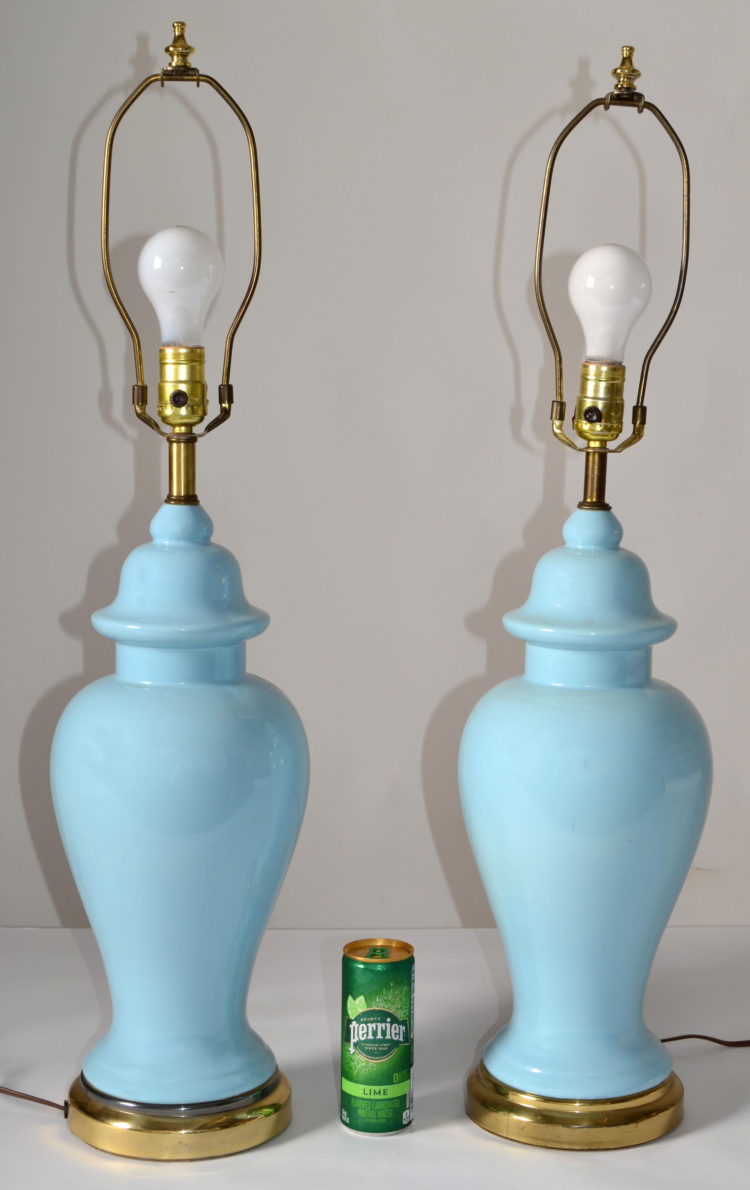 Paire de lampes de table en porcelaine bleue émaillée et laiton, style Ming Ming, 1950, USA en vente 3
