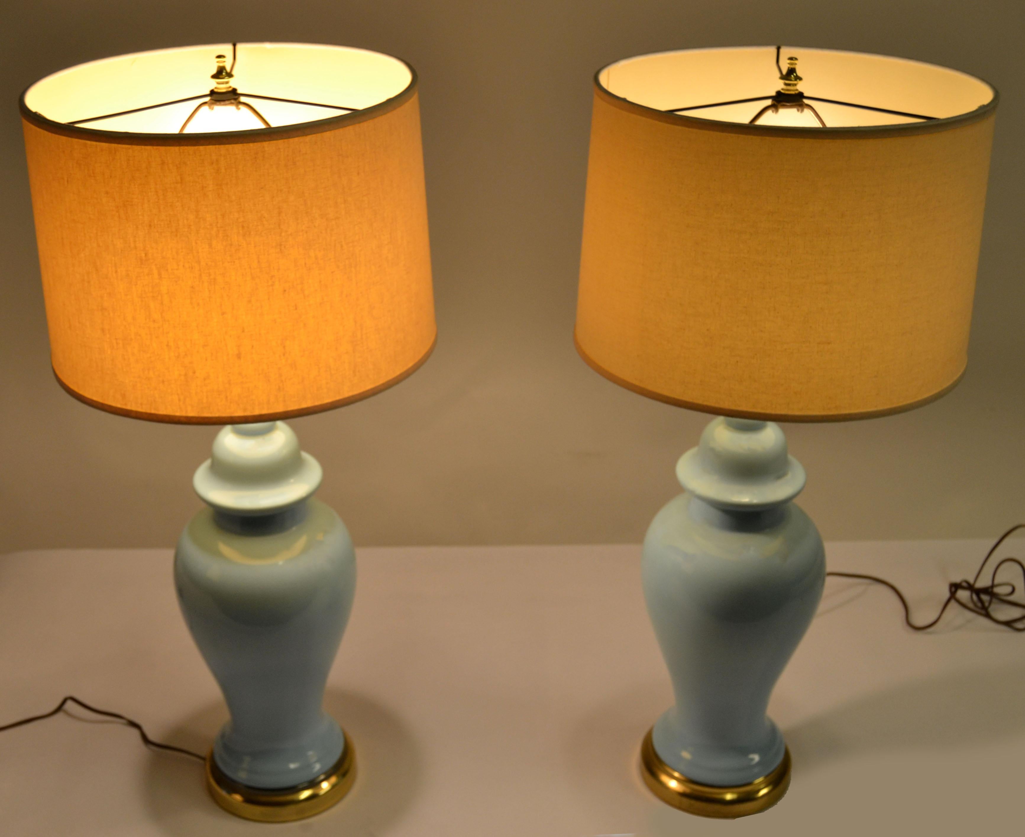 Paire de lampes de table en porcelaine bleue émaillée et laiton, style Ming Ming, 1950, USA en vente 6