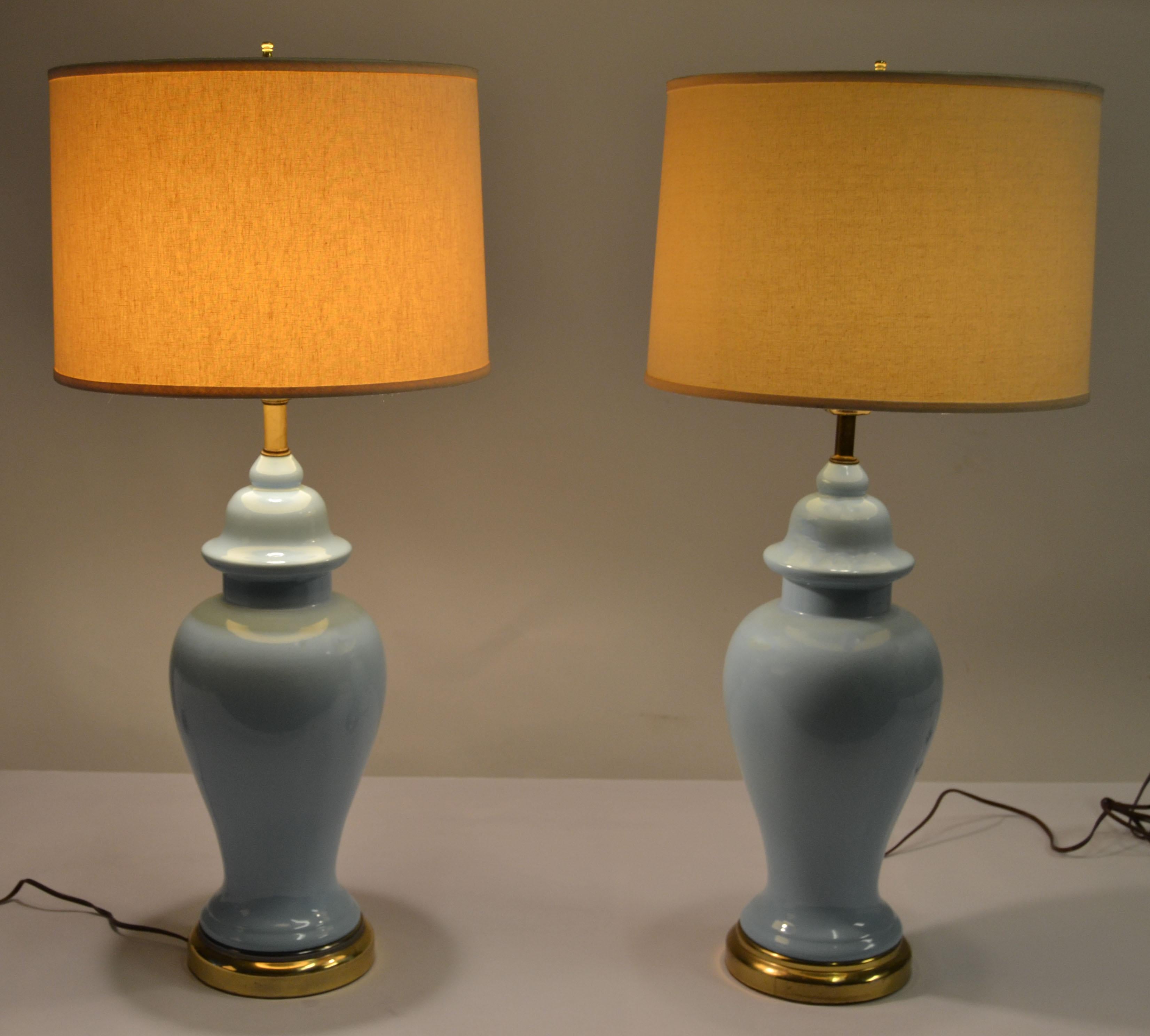 Paire de lampes de table en porcelaine bleue émaillée et laiton, style Ming Ming, 1950, USA en vente 9