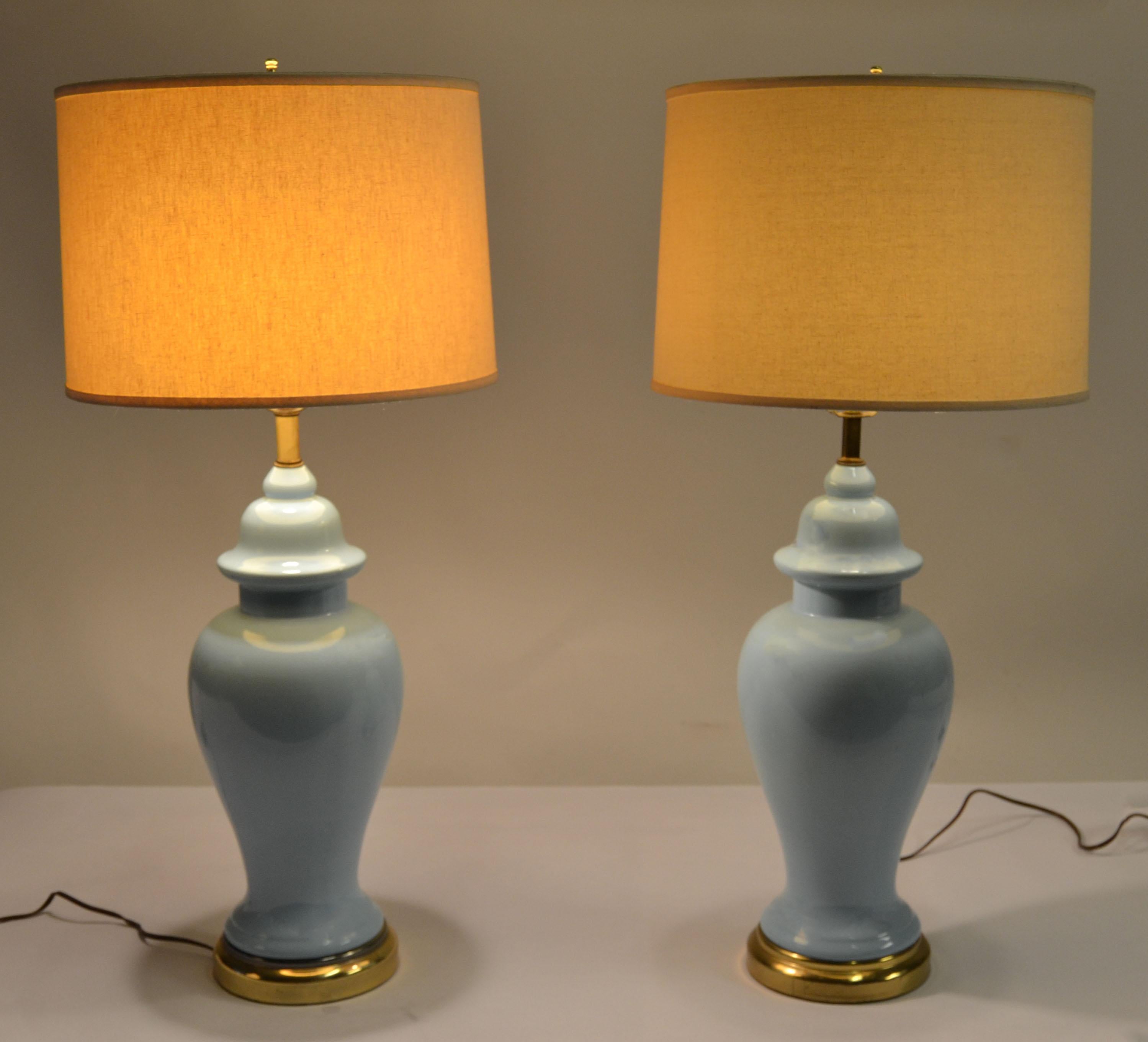 Paire de lampes de table en porcelaine et laiton de style Ming Chinoiserie bleu clair, attribuée à Palm Beach Regency.
Le corps est en porcelaine, la base et les accessoires sont en laiton.
En parfait état de fonctionnement, elles sont homologuées