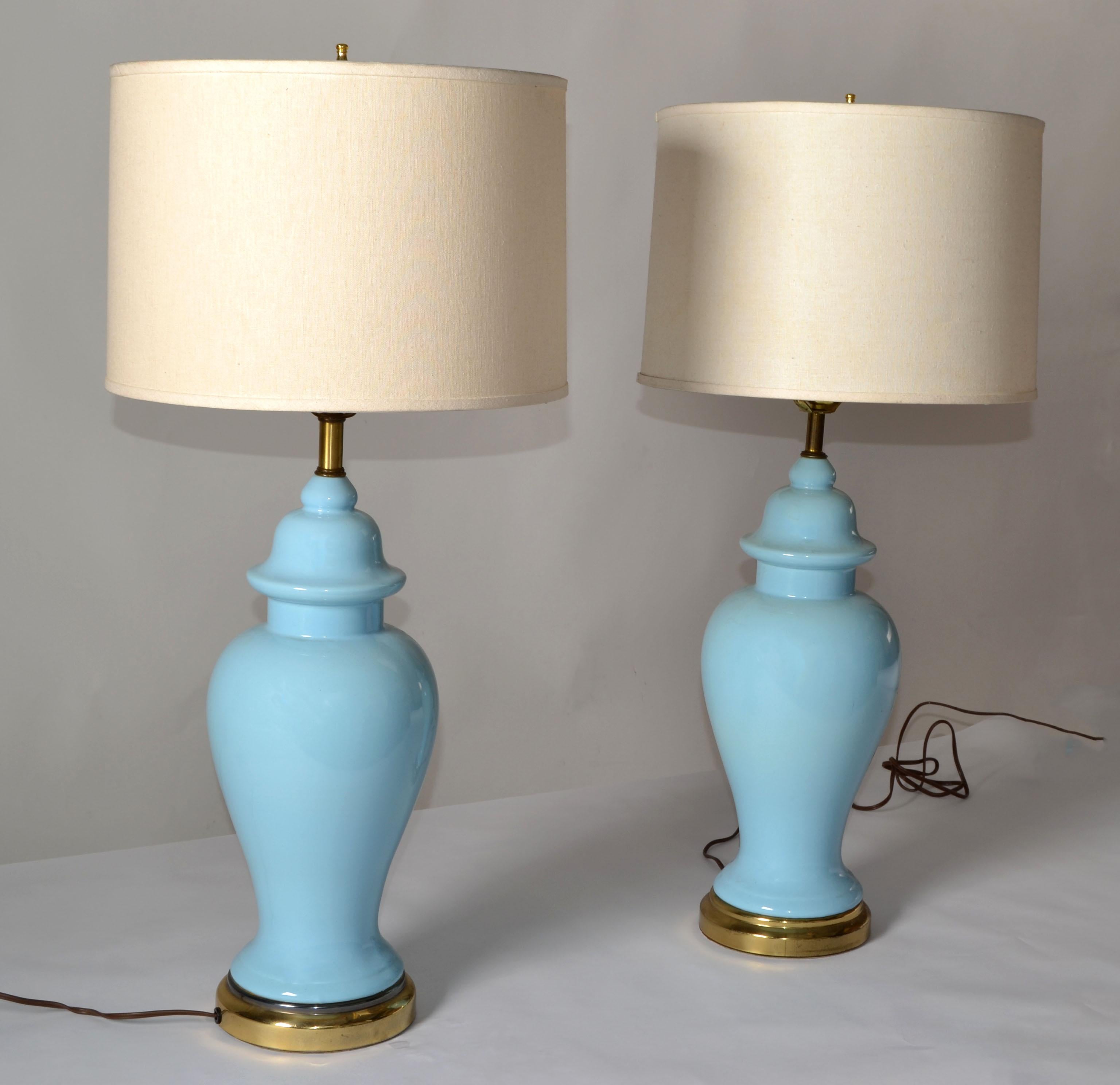 Américain Paire de lampes de table en porcelaine bleue émaillée et laiton, style Ming Ming, 1950, USA en vente