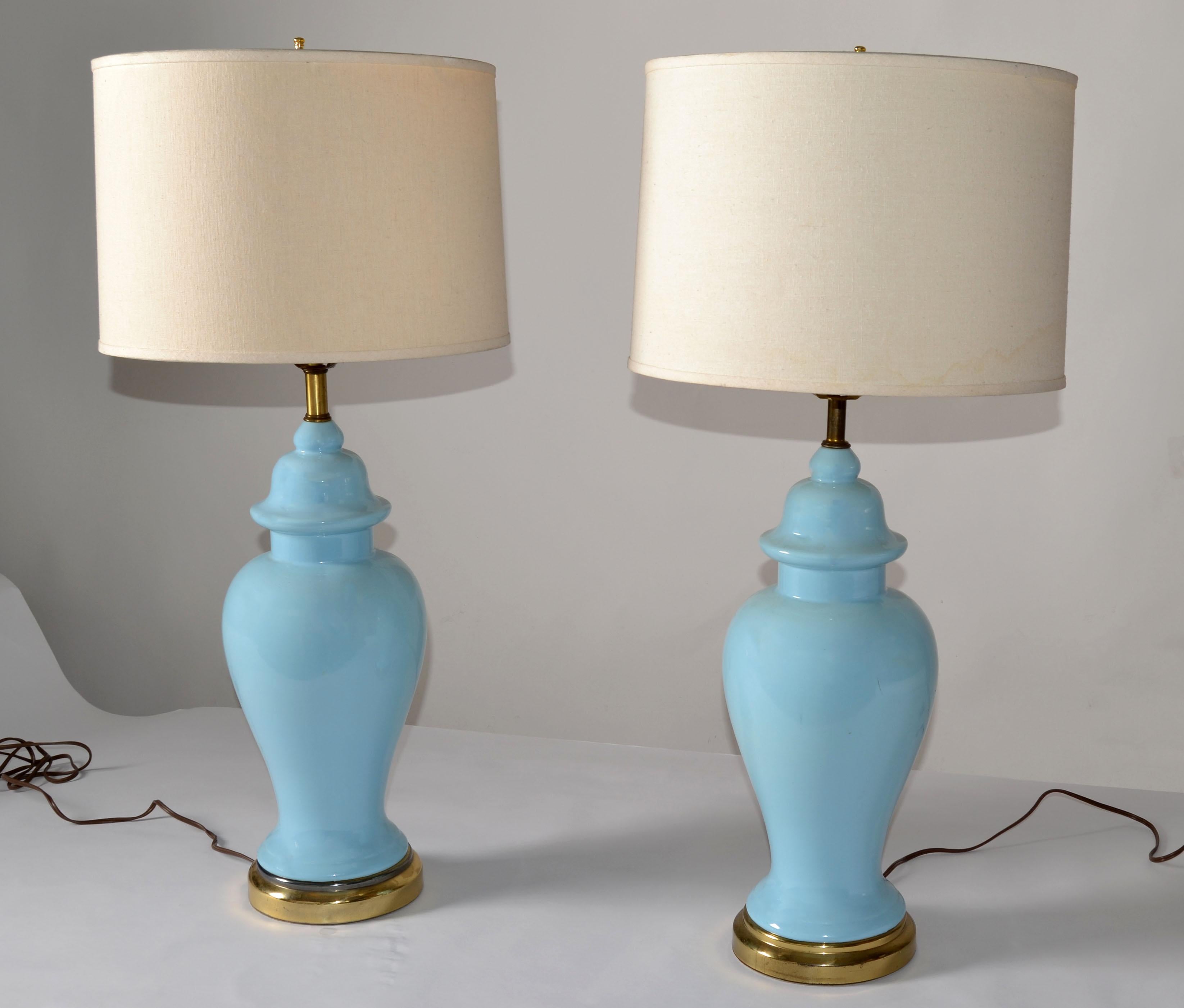 Fait main Paire de lampes de table en porcelaine bleue émaillée et laiton, style Ming Ming, 1950, USA en vente