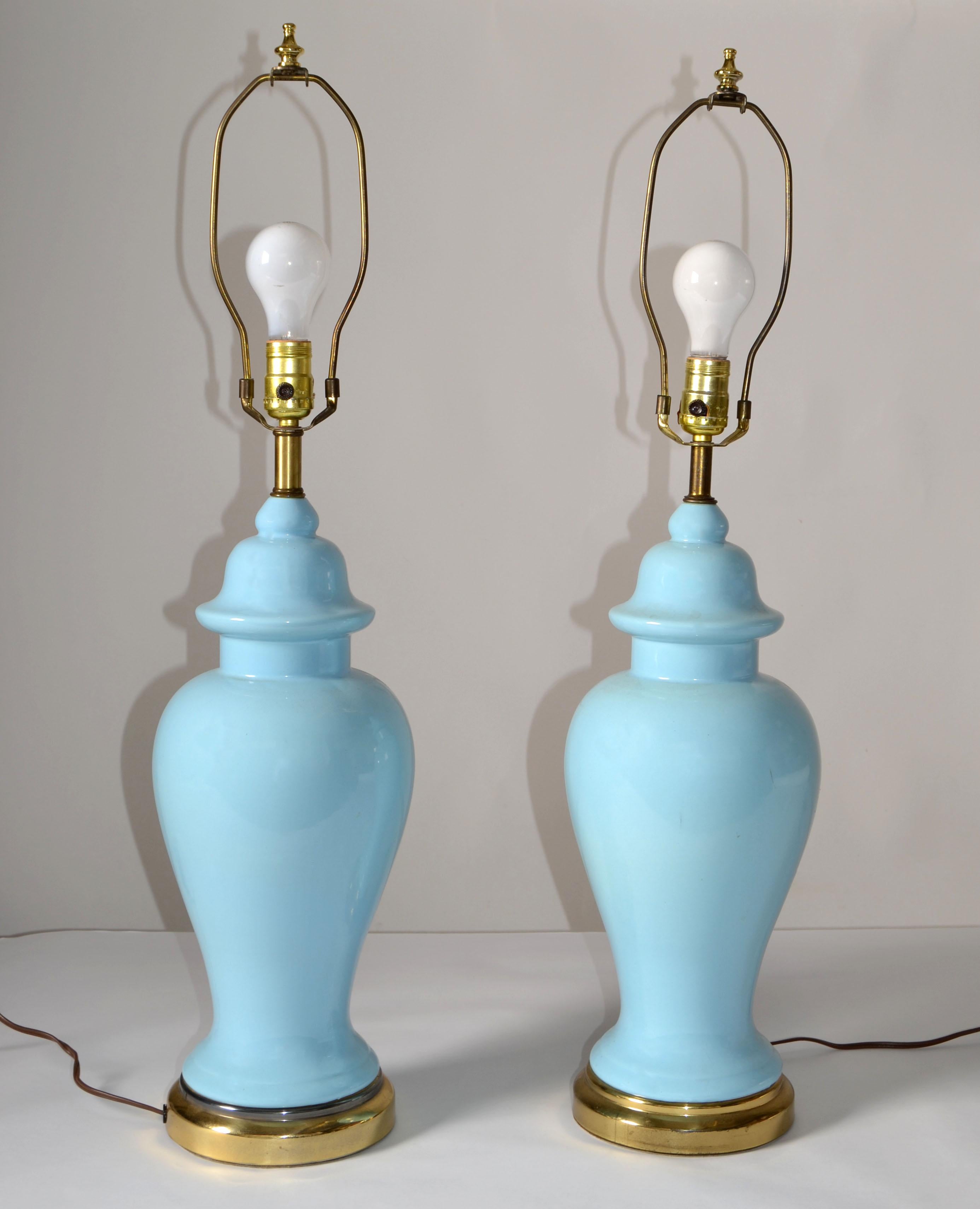 Paire de lampes de table en porcelaine bleue émaillée et laiton, style Ming Ming, 1950, USA Bon état - En vente à Miami, FL