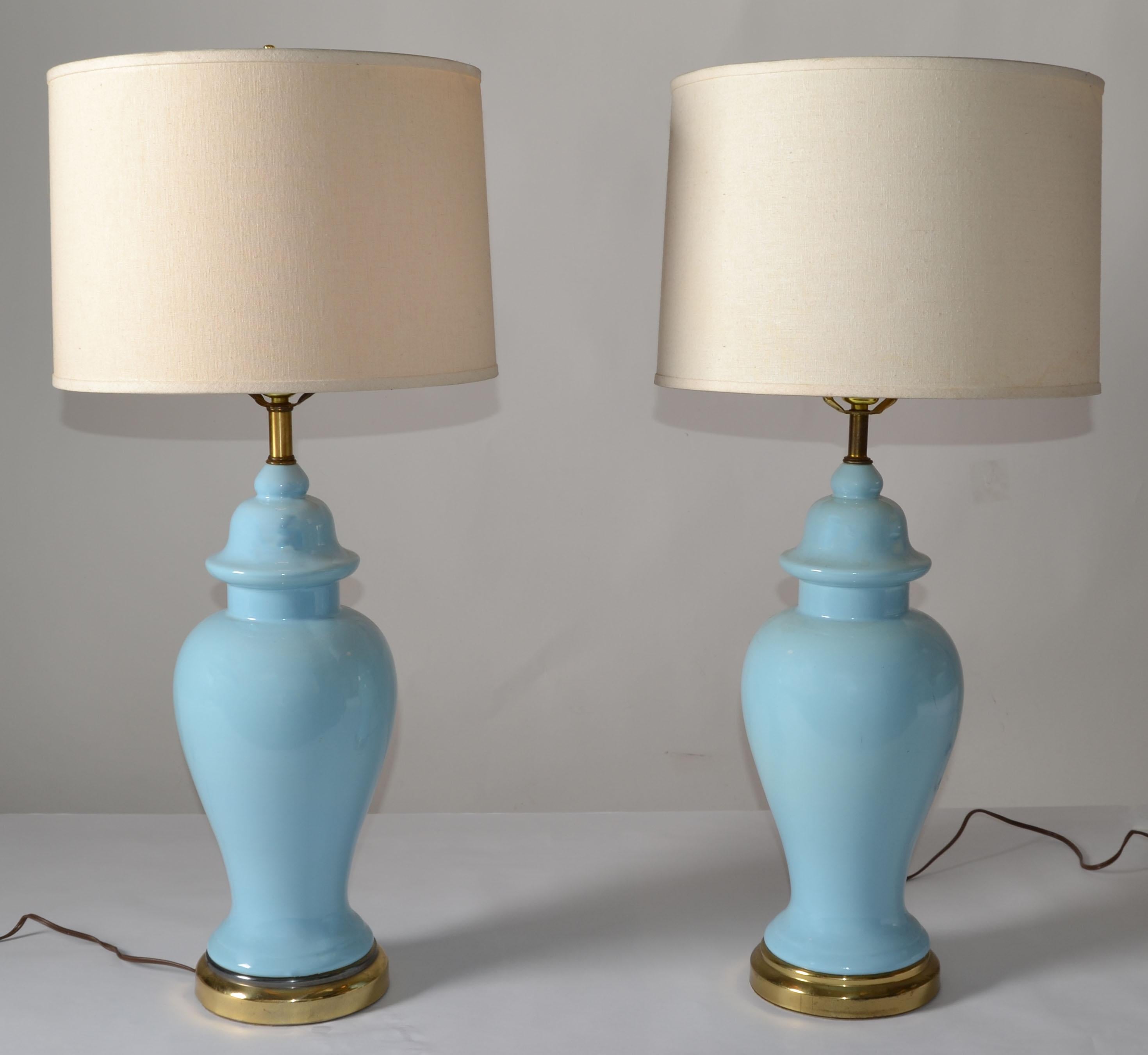 Laiton Paire de lampes de table en porcelaine bleue émaillée et laiton, style Ming Ming, 1950, USA en vente