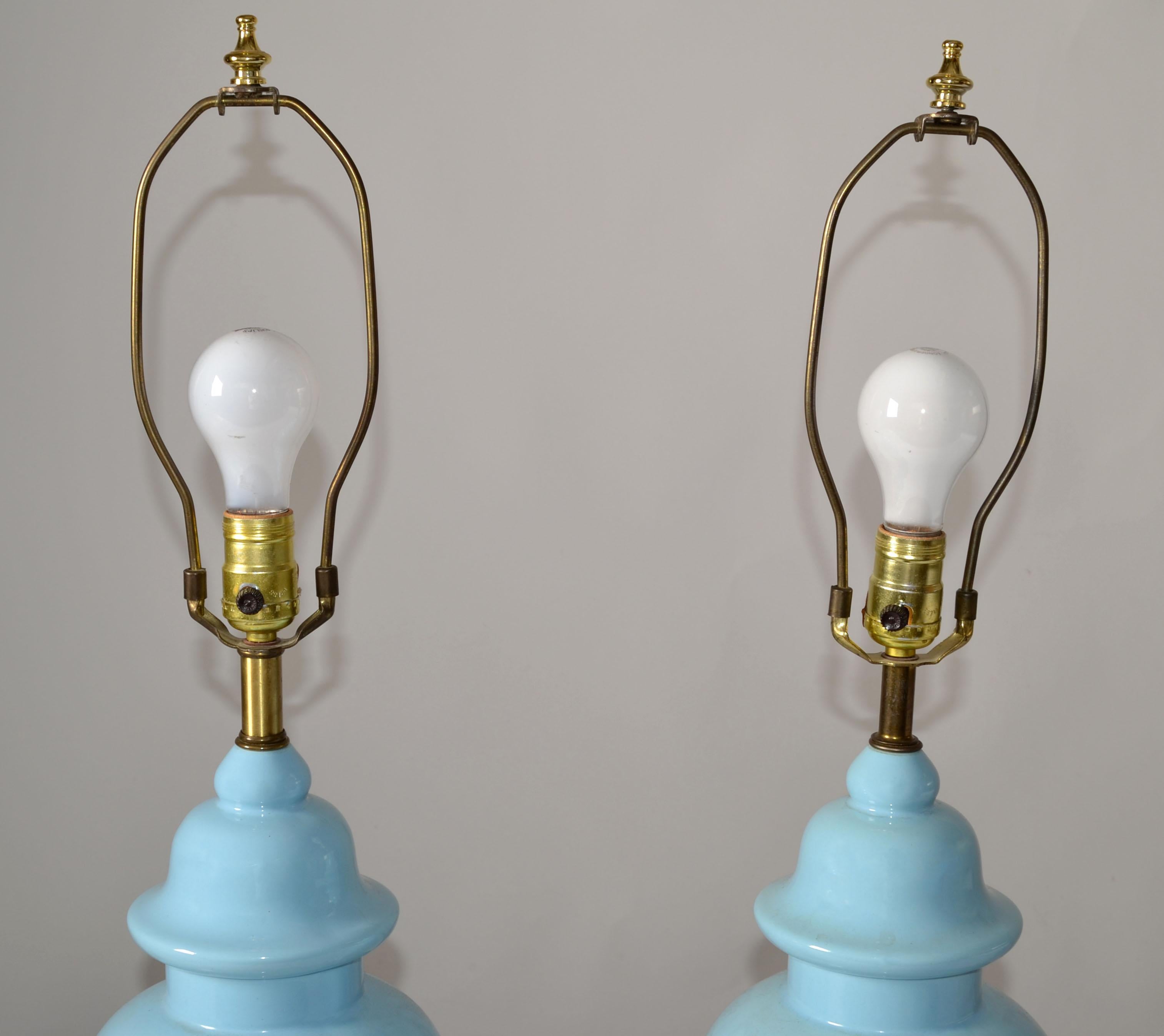Paire de lampes de table en porcelaine bleue émaillée et laiton, style Ming Ming, 1950, USA en vente 2