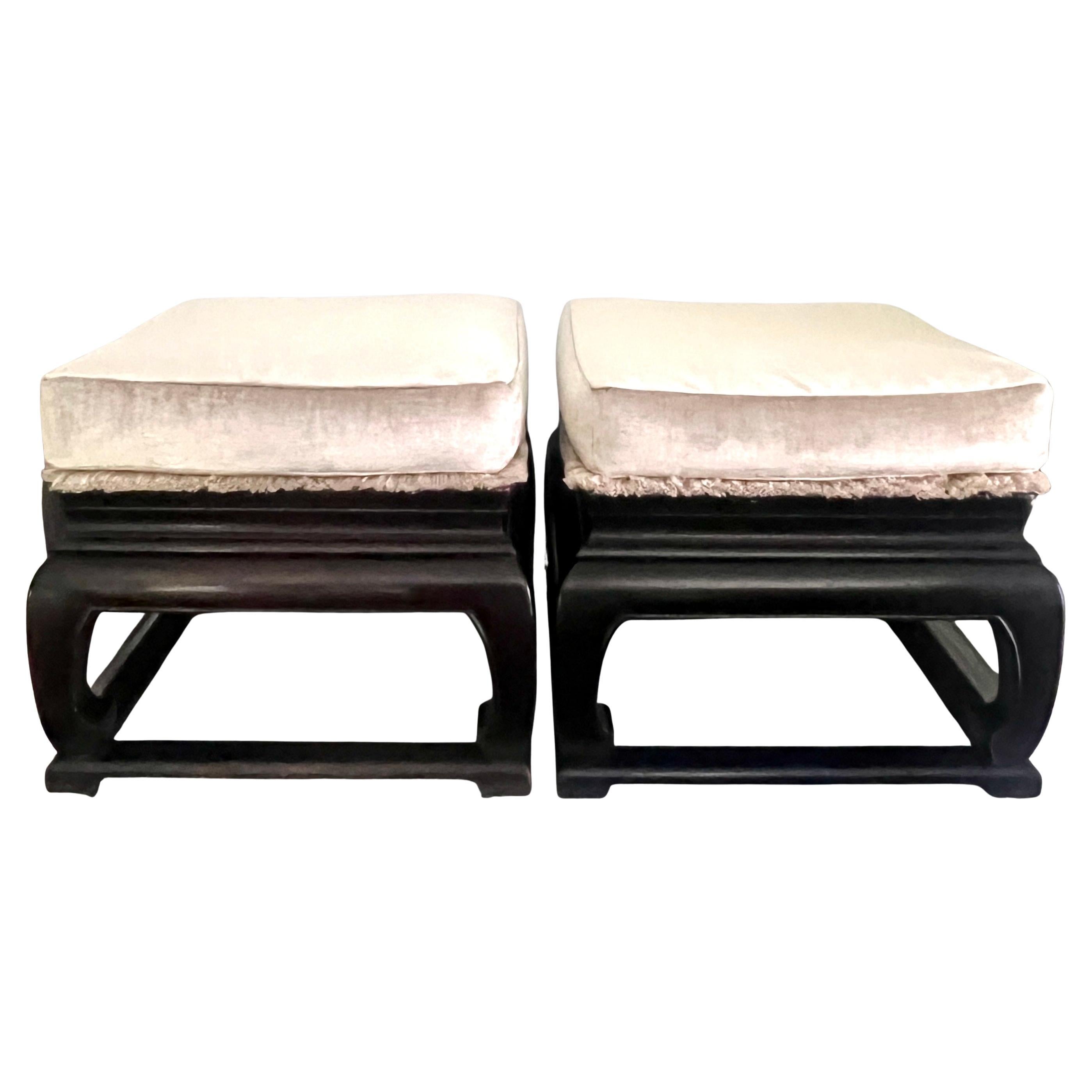 Paar Holzhocker im Ming-Stil mit messerscharfen, gepolsterten Samtsitzen und Fransendetails.

Die beiden asiatisch inspirierten Holzsockel sind perfekt für viele Räume geeignet.  eine schöne Ergänzung zu einer gegenüberliegenden Seite eines