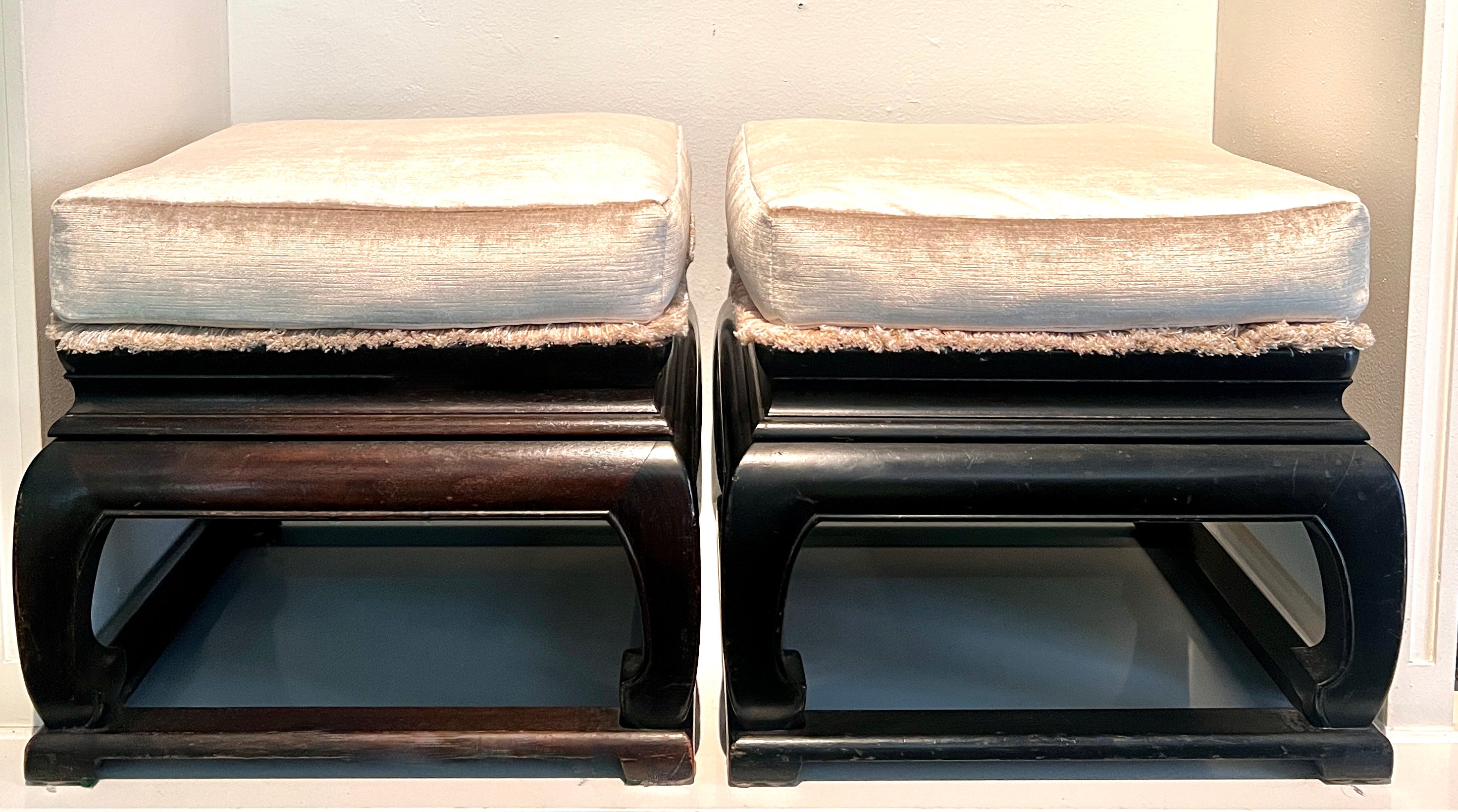 Paar Ming Stil Holzhocker  aus Samt mit Fransendetails (Ming-Dynastie) im Angebot