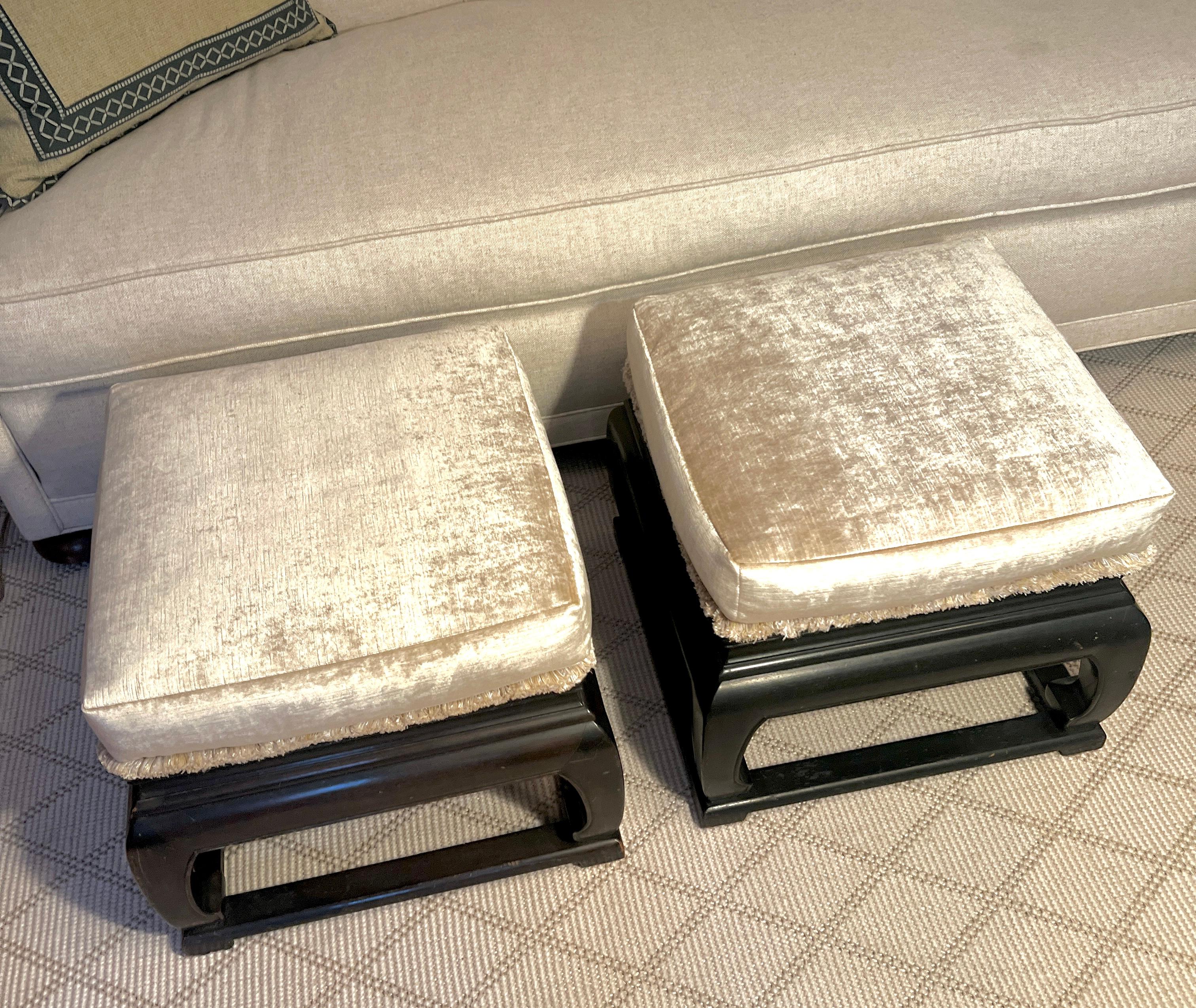 Paar Ming Stil Holzhocker  aus Samt mit Fransendetails im Zustand „Gut“ im Angebot in Los Angeles, CA