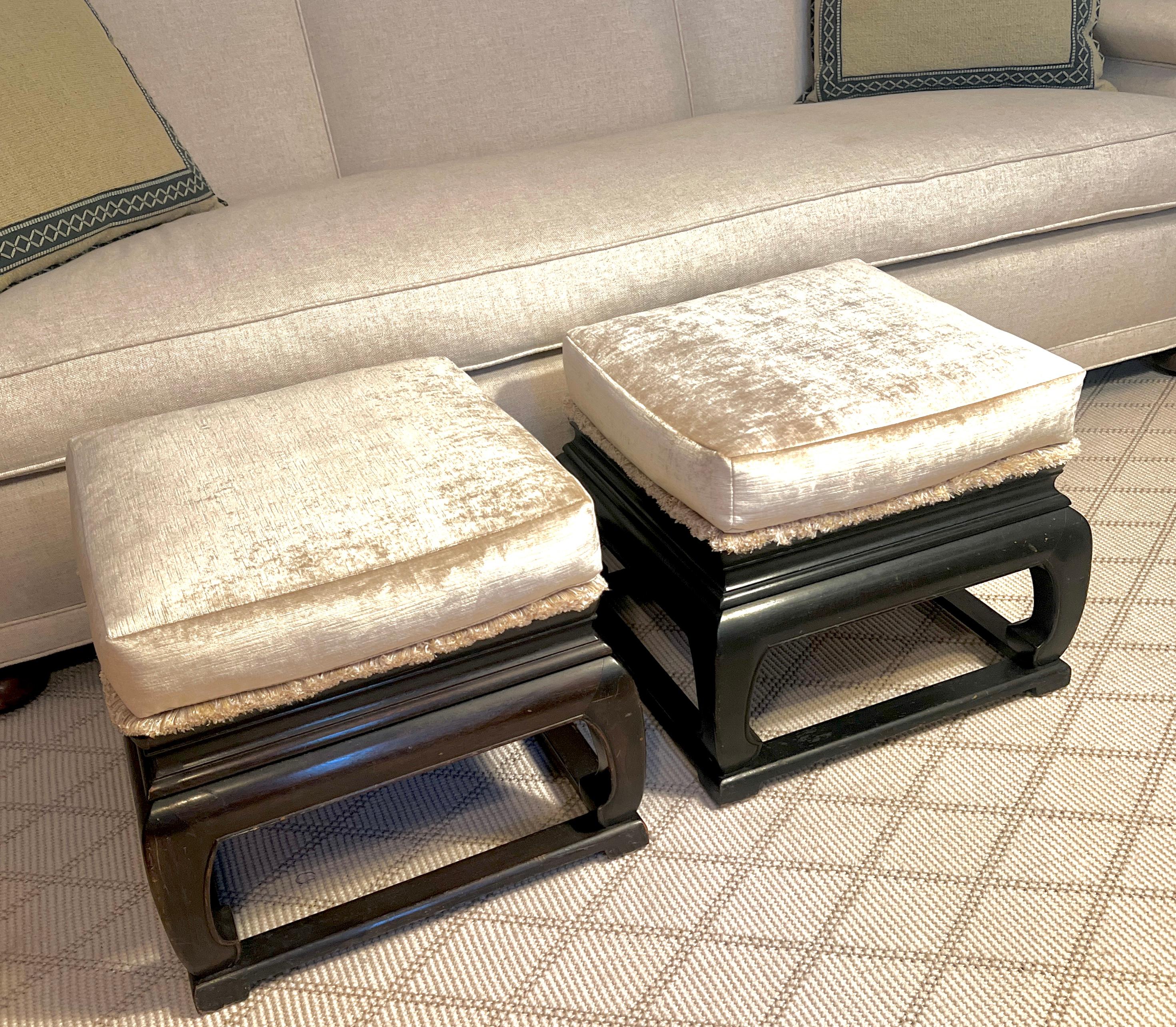 Paar Ming Stil Holzhocker  aus Samt mit Fransendetails (Baumwolle) im Angebot