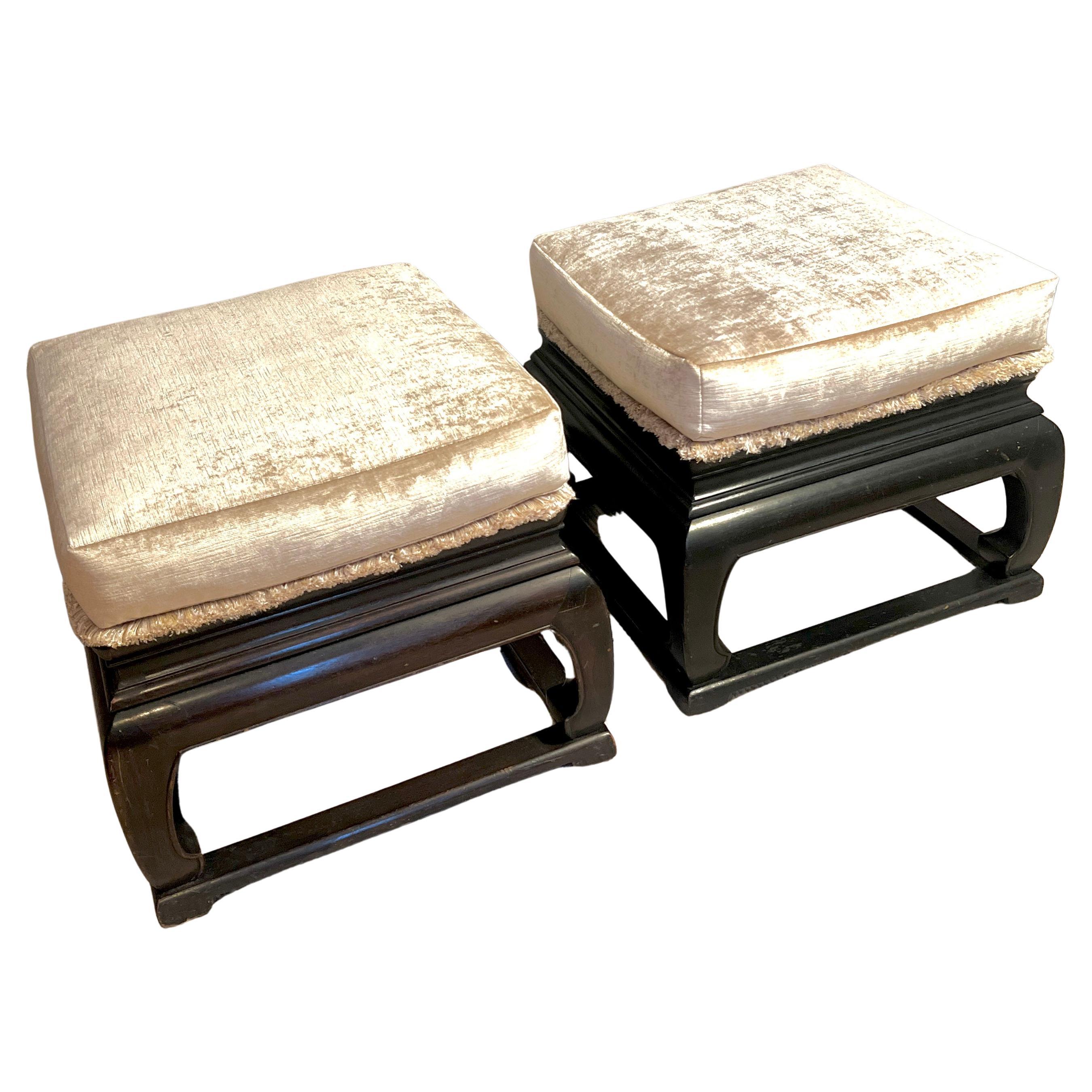 Paar Ming Stil Holzhocker  aus Samt mit Fransendetails im Angebot
