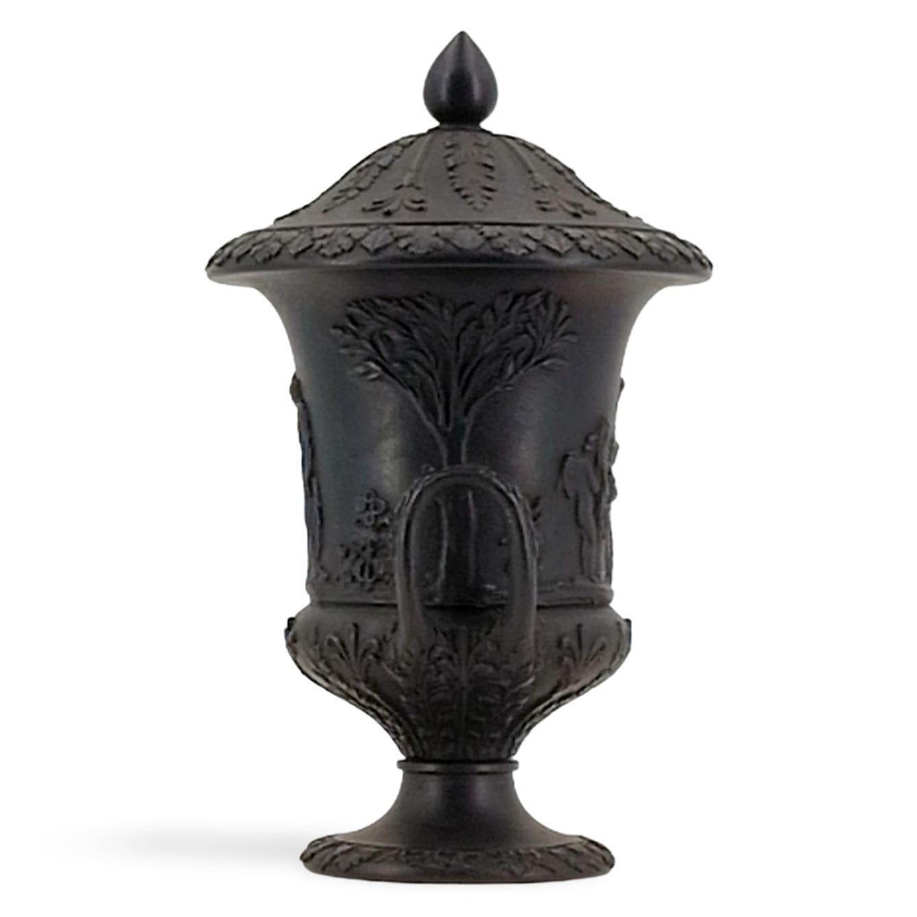 Paar Miniature Campana-Vasen aus schwarzem Basalt, Wedgwood, um 1880 im Angebot 2