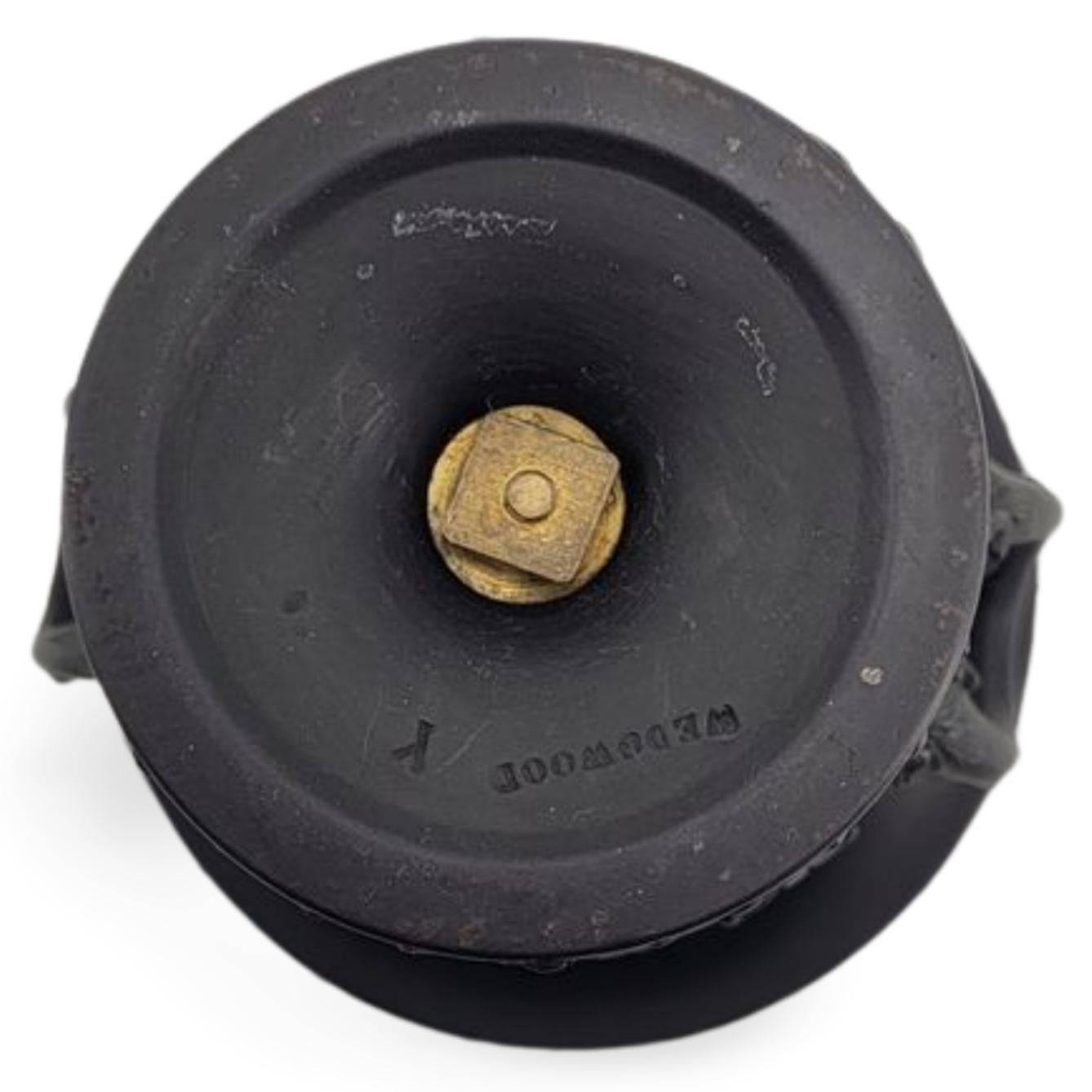 Paar Miniature Campana-Vasen aus schwarzem Basalt, Wedgwood, um 1880 im Angebot 3