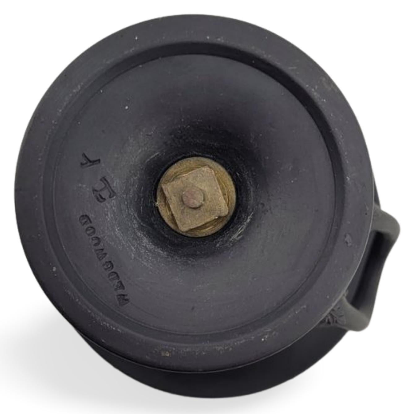 Paar Miniature Campana-Vasen aus schwarzem Basalt, Wedgwood, um 1880 im Angebot 4