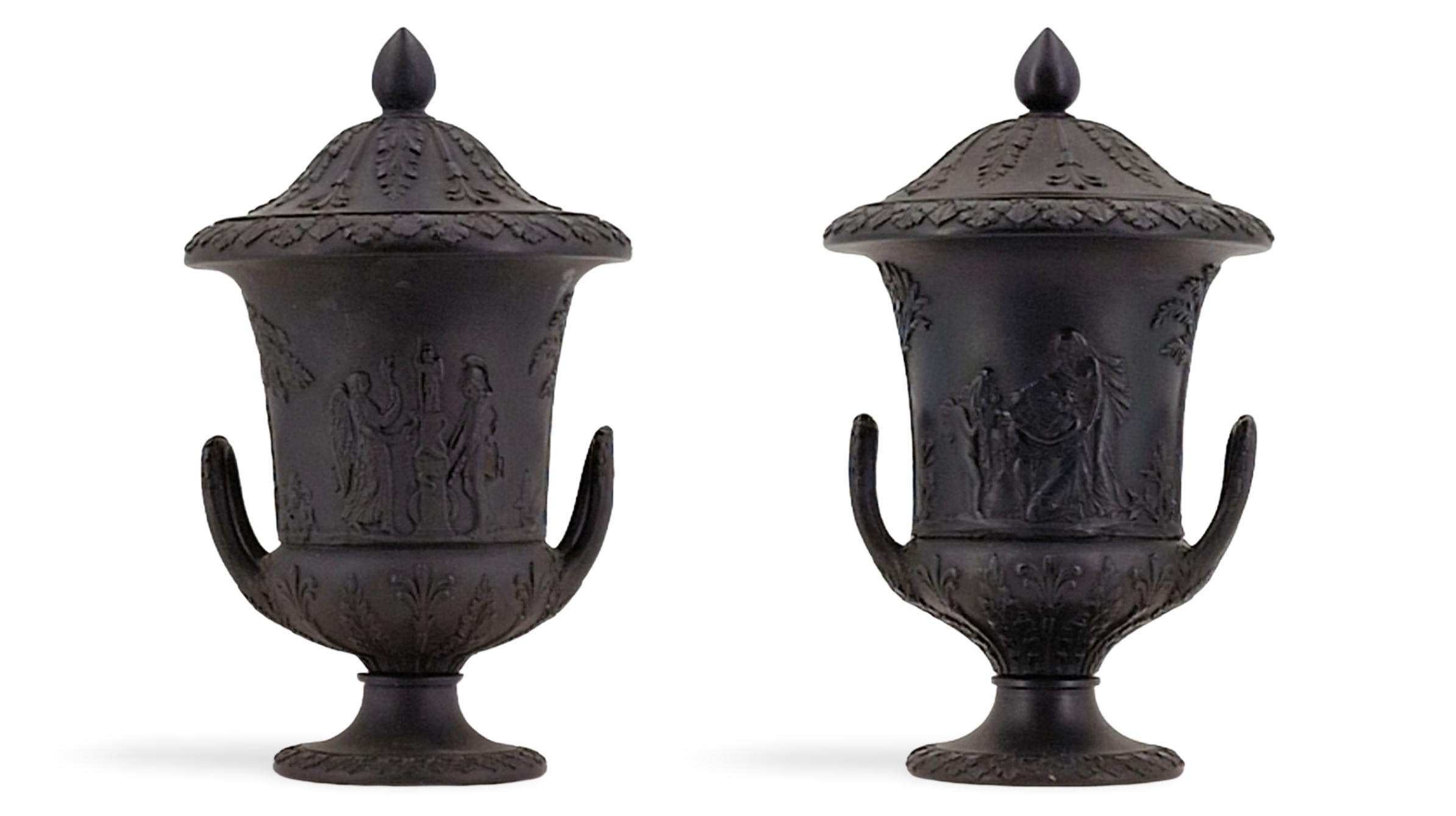 Ein gutes Paar Miniaturvasen in Form einer Campana, aus schwarzem Basalt. Es ist selten, diese mit ihren Deckeln und intakten Henkeln zu finden; ein Paar ist noch seltener.