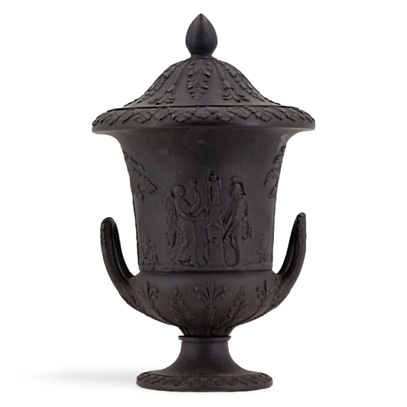 Paar Miniature Campana-Vasen aus schwarzem Basalt, Wedgwood, um 1880 (Neoklassisch) im Angebot