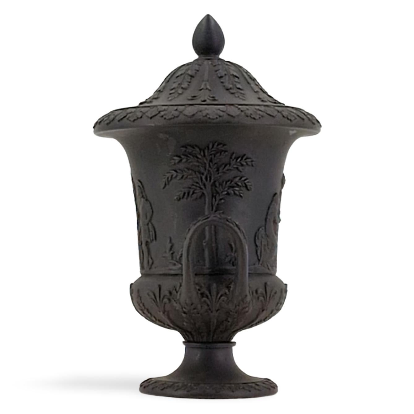 Paar Miniature Campana-Vasen aus schwarzem Basalt, Wedgwood, um 1880 (Englisch) im Angebot