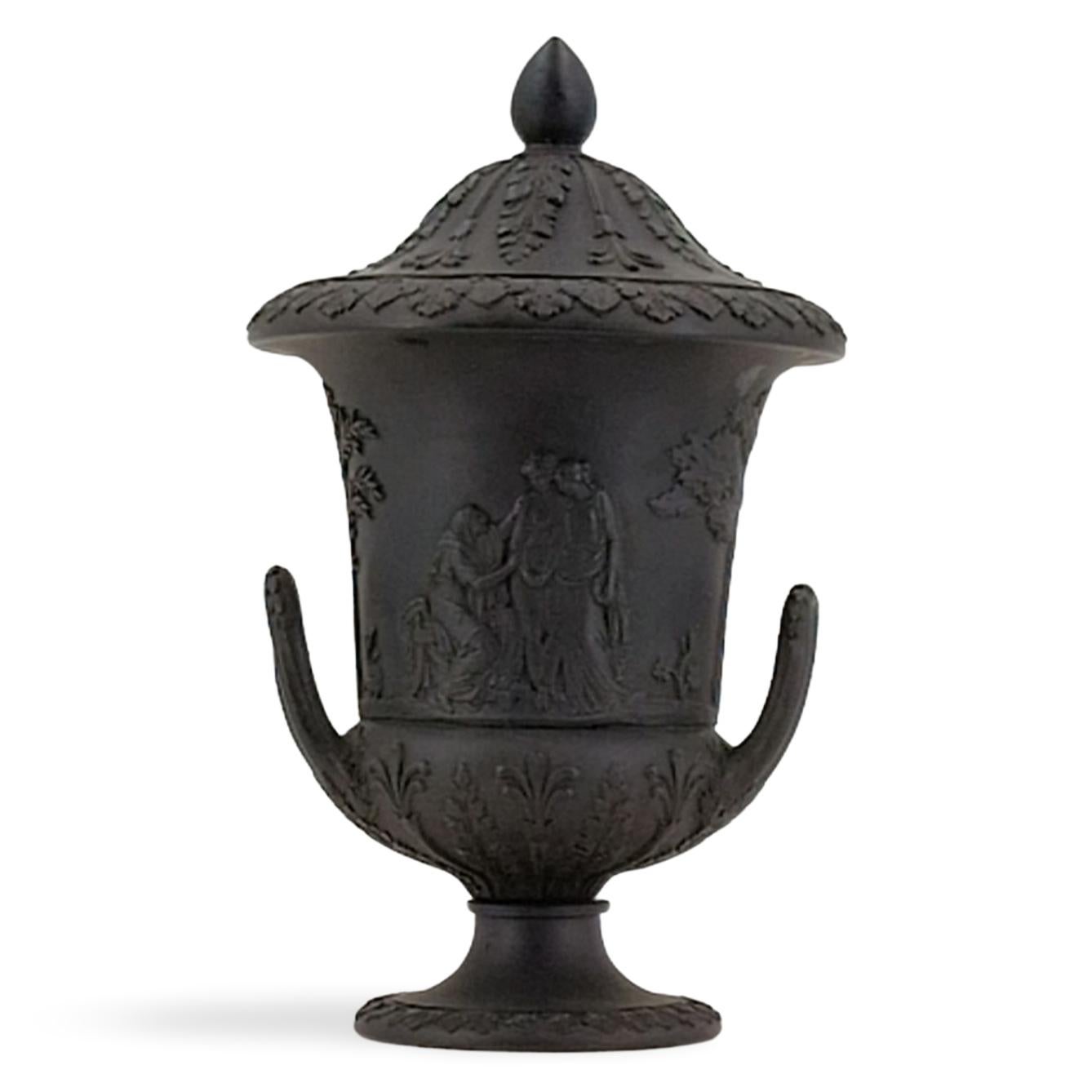 Paar Miniature Campana-Vasen aus schwarzem Basalt, Wedgwood, um 1880 (Gedrechselt) im Angebot