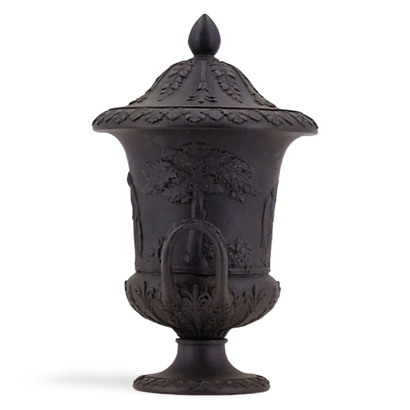 Paar Miniature Campana-Vasen aus schwarzem Basalt, Wedgwood, um 1880 im Zustand „Hervorragend“ im Angebot in Melbourne, Victoria
