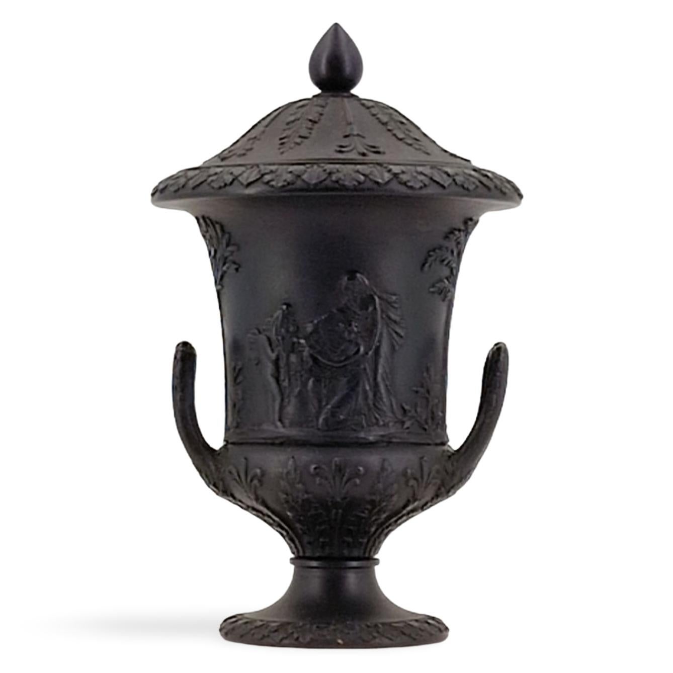 Paar Miniature Campana-Vasen aus schwarzem Basalt, Wedgwood, um 1880 (19. Jahrhundert) im Angebot