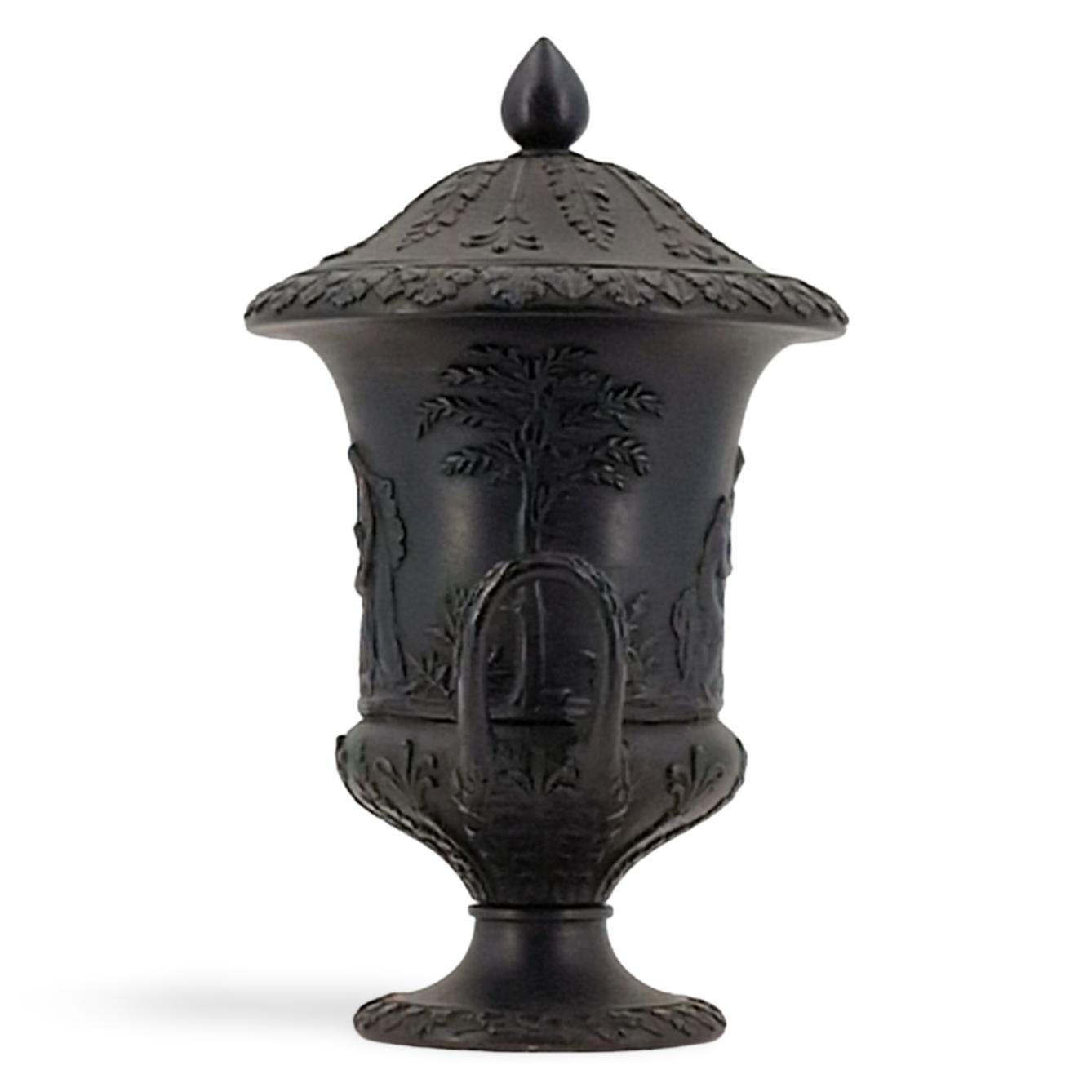 Paar Miniature Campana-Vasen aus schwarzem Basalt, Wedgwood, um 1880 (Steingut) im Angebot