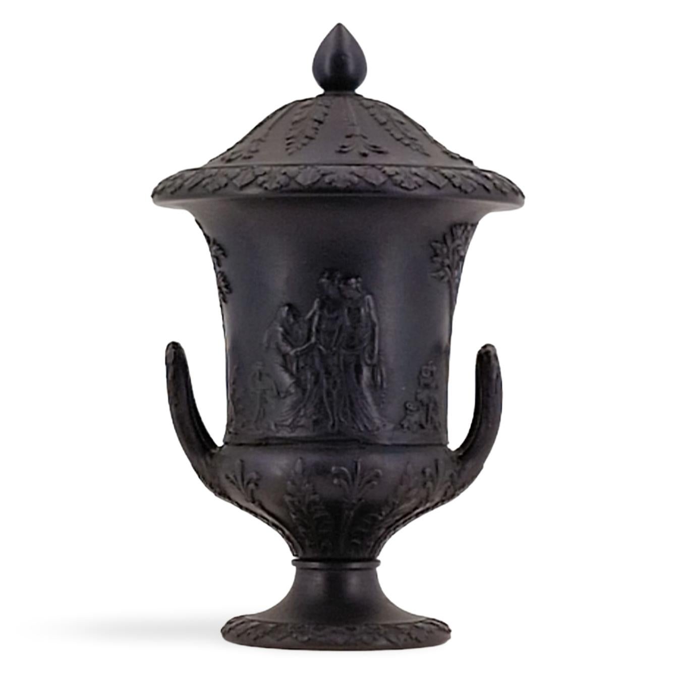 Paar Miniature Campana-Vasen aus schwarzem Basalt, Wedgwood, um 1880 im Angebot 1
