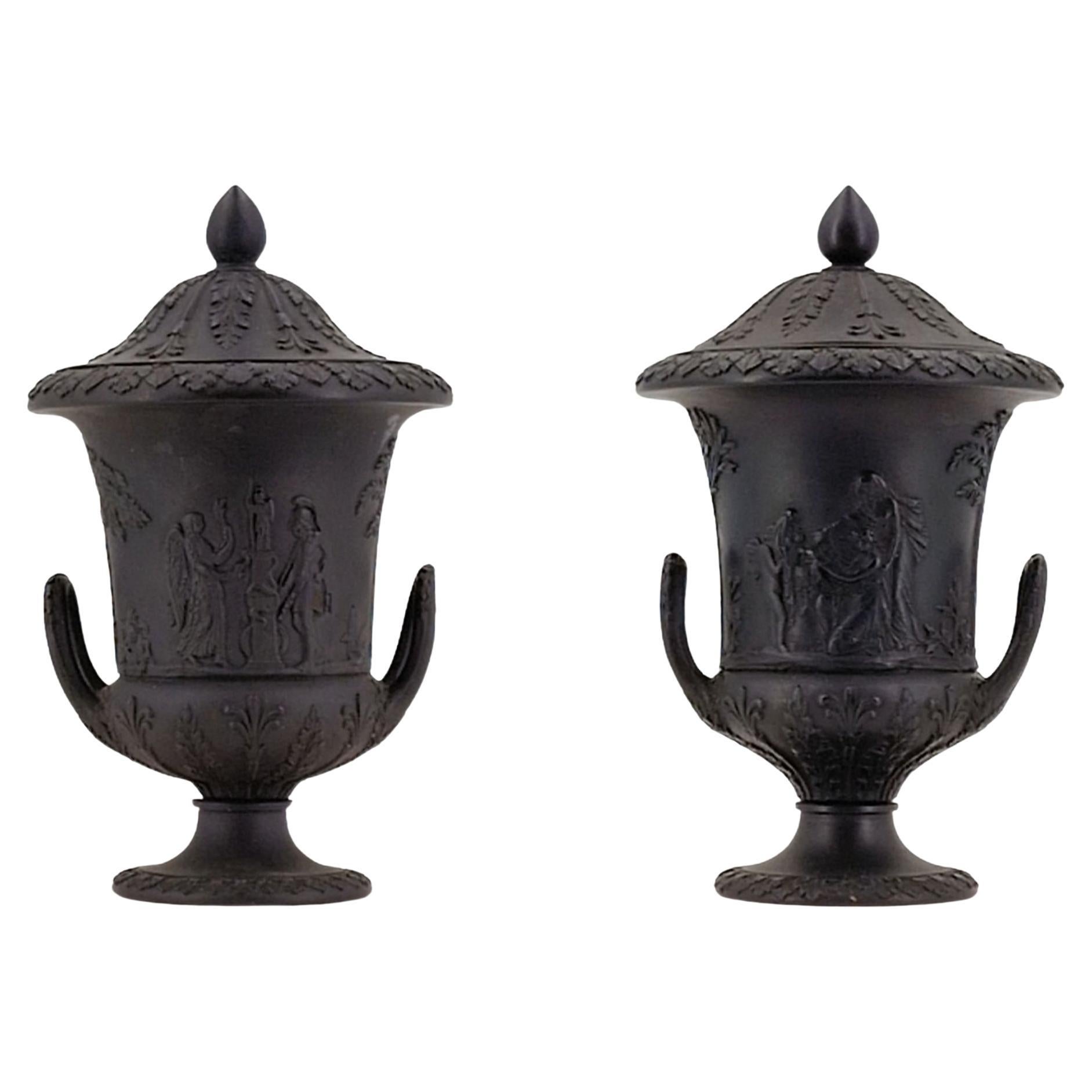 Pareja de jarrones campana miniatura en basalto negro, Wedgwood, hacia 1880
