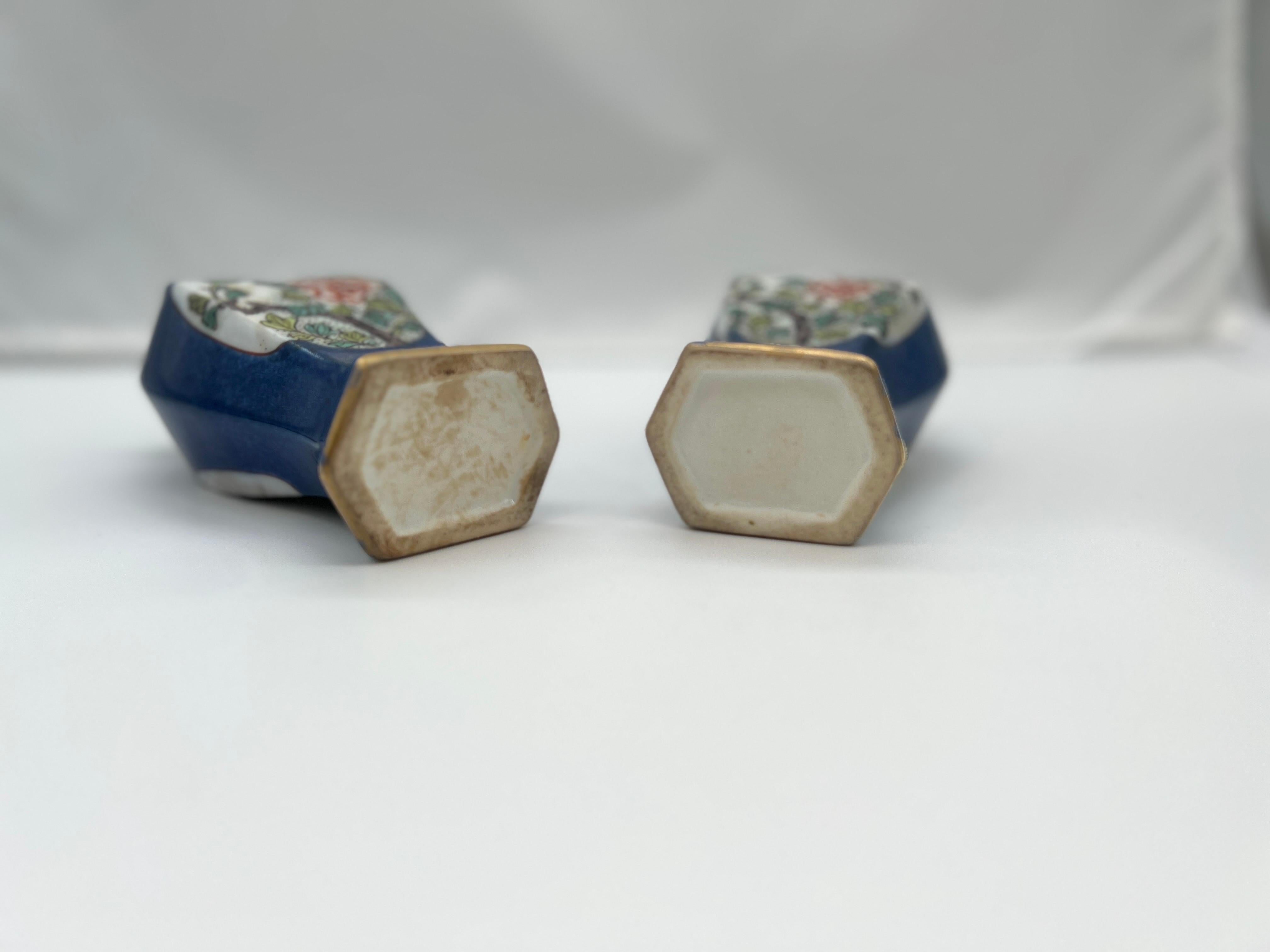 Chinois Paire d'urnes miniatures en porcelaine à fond cobalt de la dynastie chinoise Qing en vente