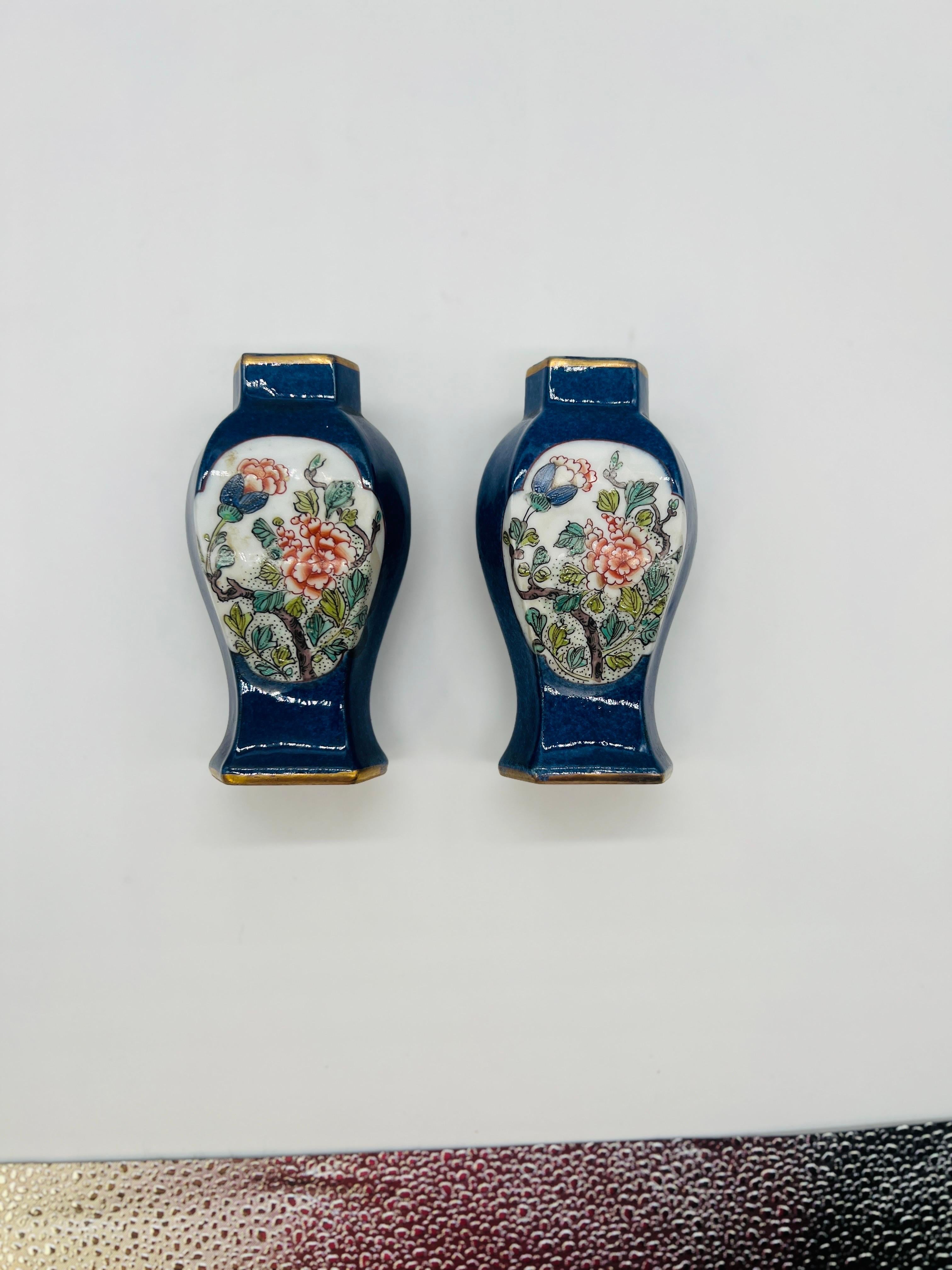 20ième siècle Paire d'urnes miniatures en porcelaine à fond cobalt de la dynastie chinoise Qing en vente