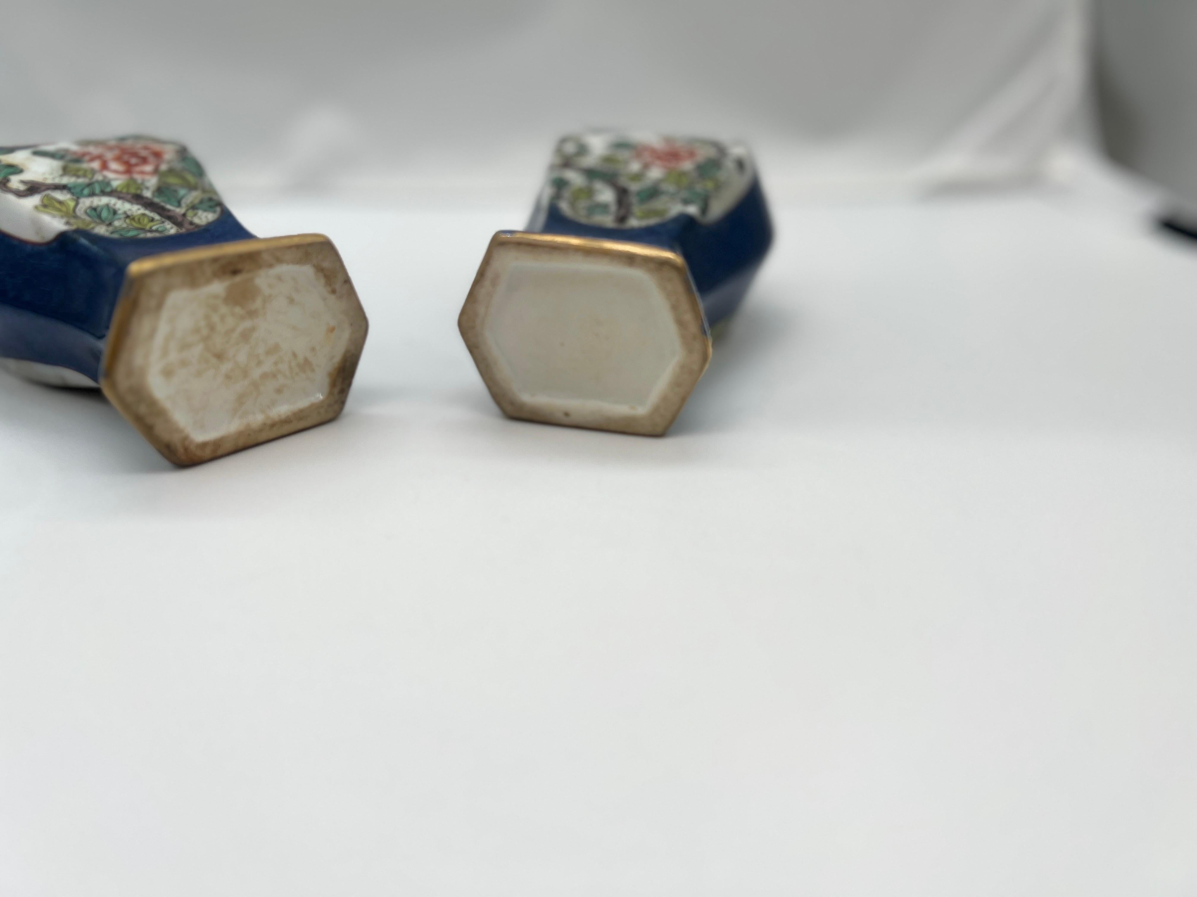 Porcelaine Paire d'urnes miniatures en porcelaine à fond cobalt de la dynastie chinoise Qing en vente