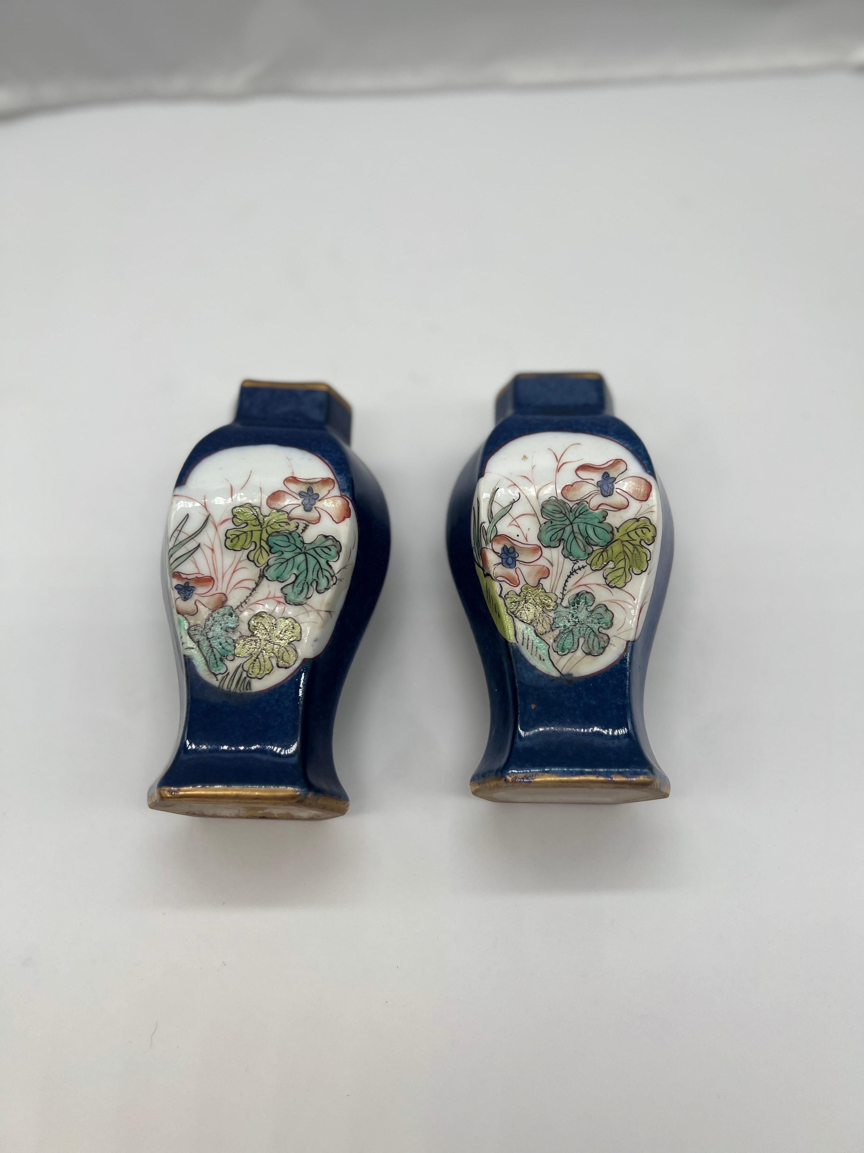 Paire d'urnes miniatures en porcelaine à fond cobalt de la dynastie chinoise Qing en vente 1