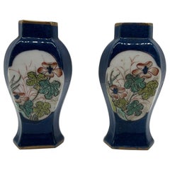 Coppia di urne in miniatura in porcellana a fondo cobalto della Dinastia Qing