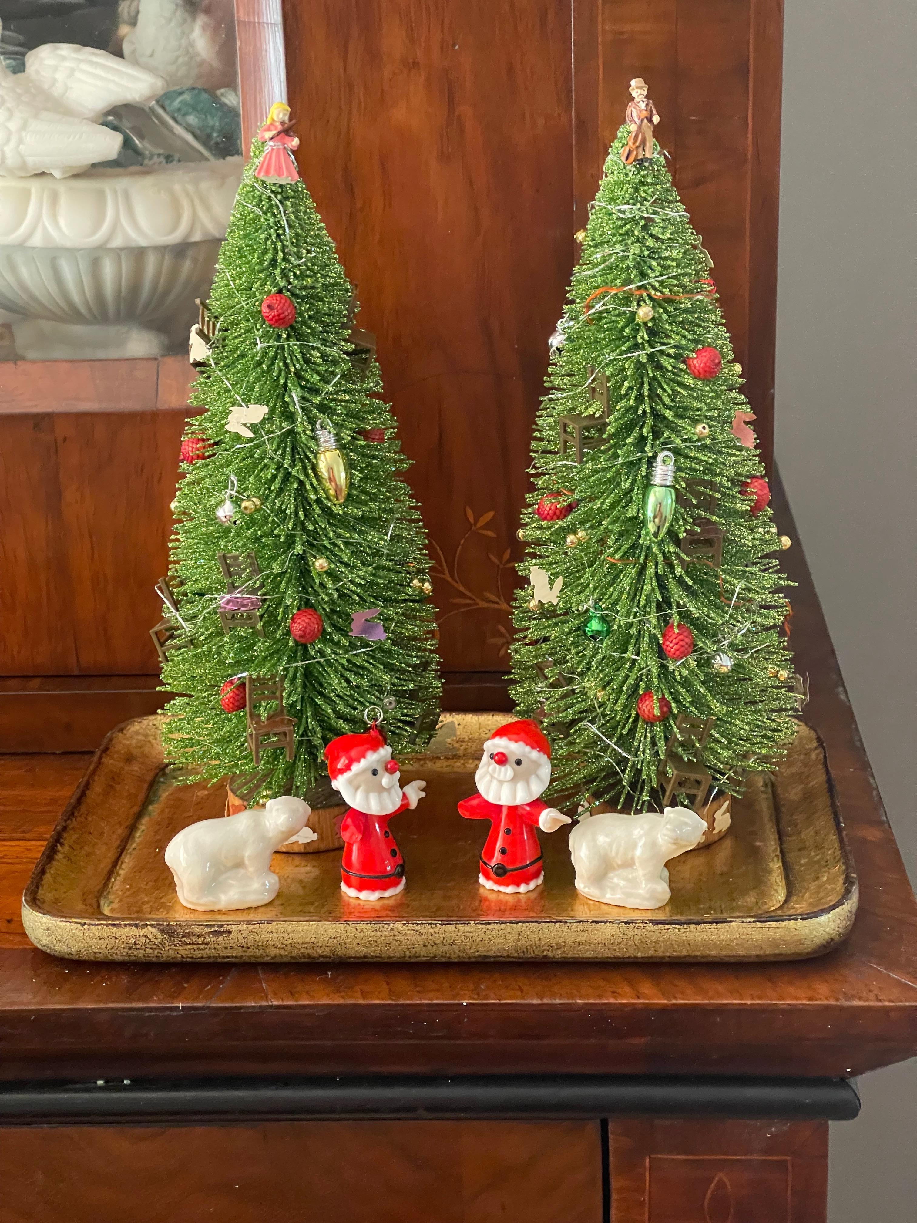 American Craftsman Coppia di alberi di Natale in miniatura su vassoio d'oro in vendita