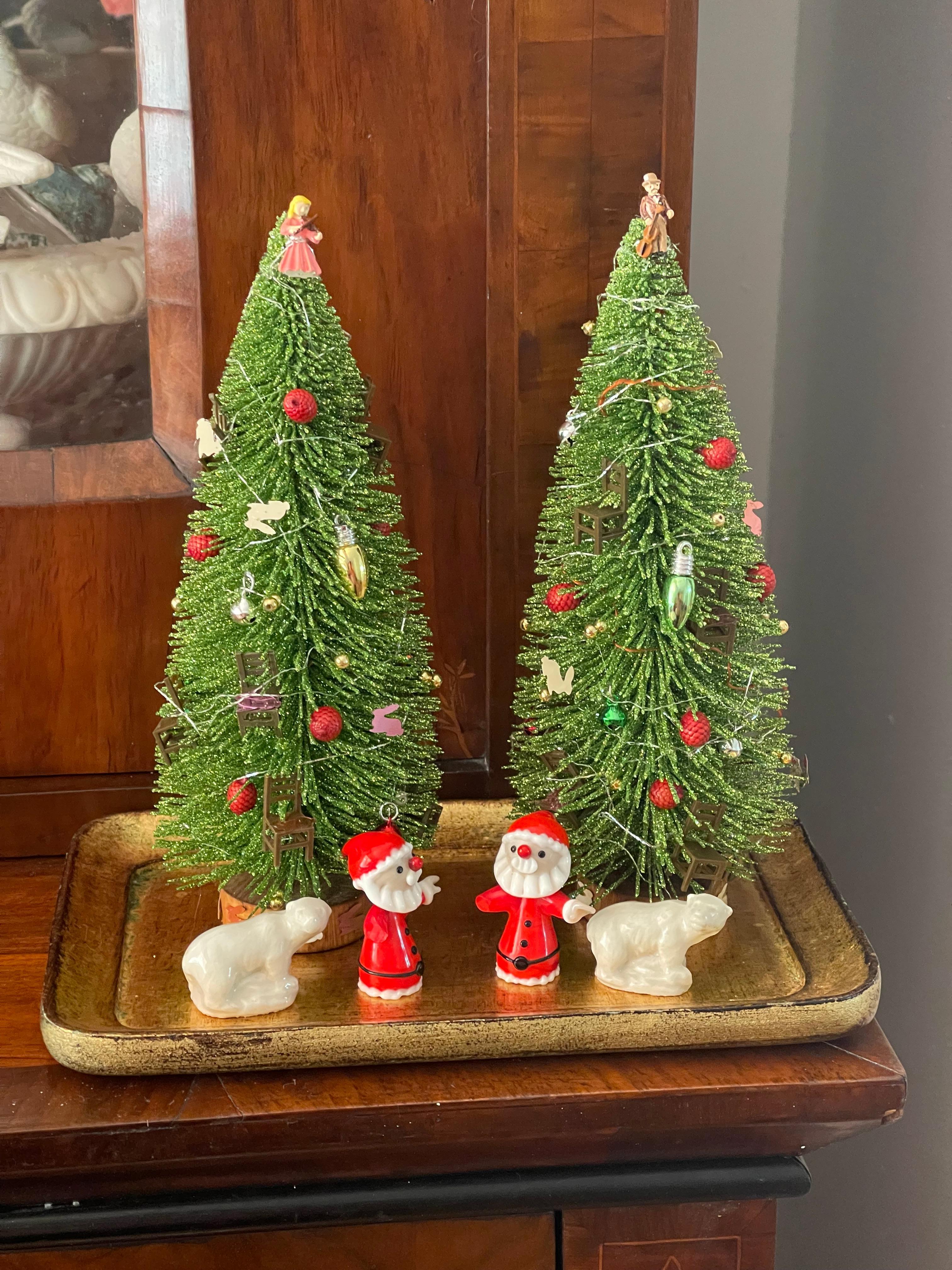 Americano Coppia di alberi di Natale in miniatura su vassoio d'oro in vendita