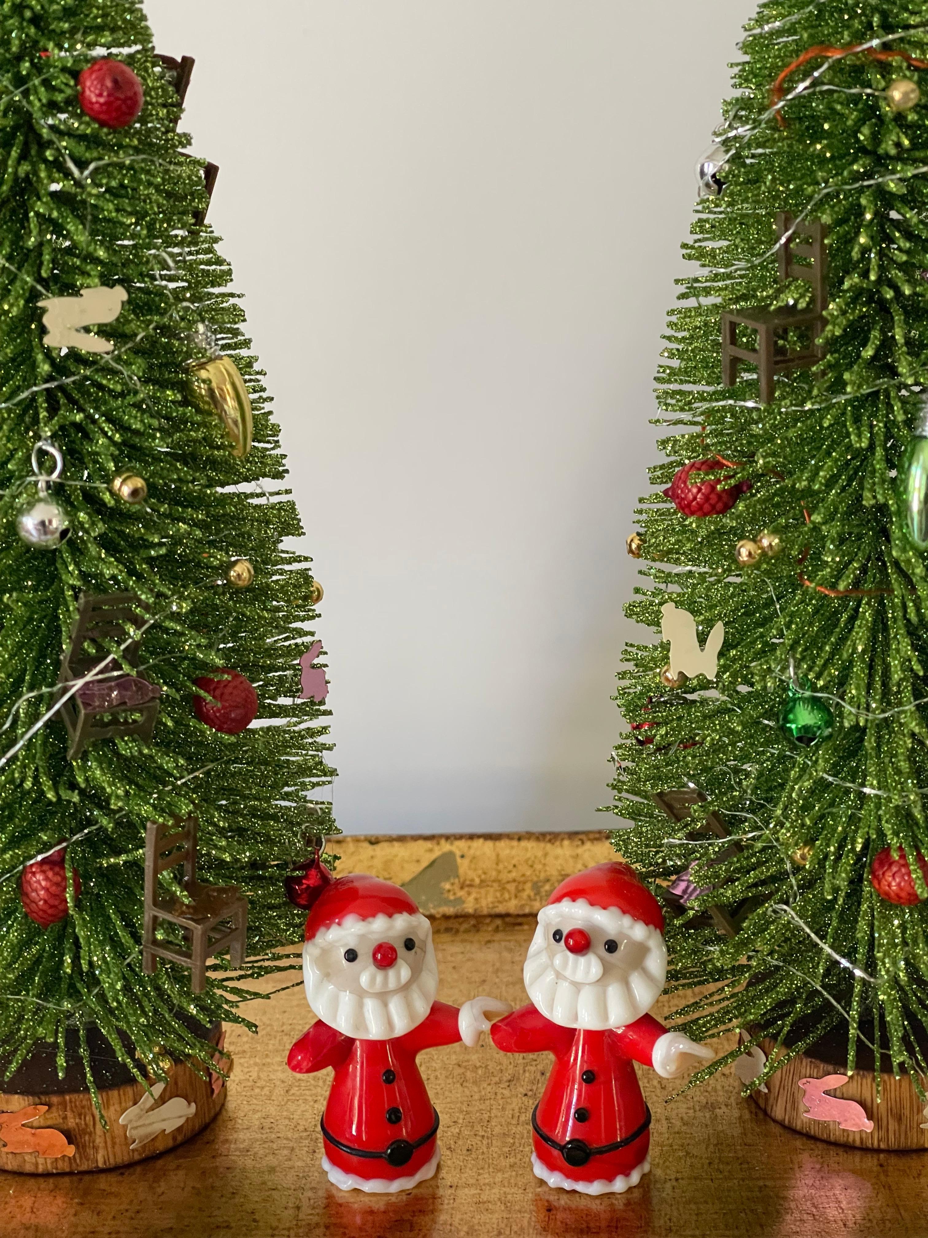 Simpatica coppia di alberi di Natale in miniatura su un vassoio in legno foglia d'oro italiano, con due statuette di Babbo Natale in vetro soffiato e due orsi polari in miniatura in porcellana. Decorato con mini ornamenti natalizi, mini pezzi di