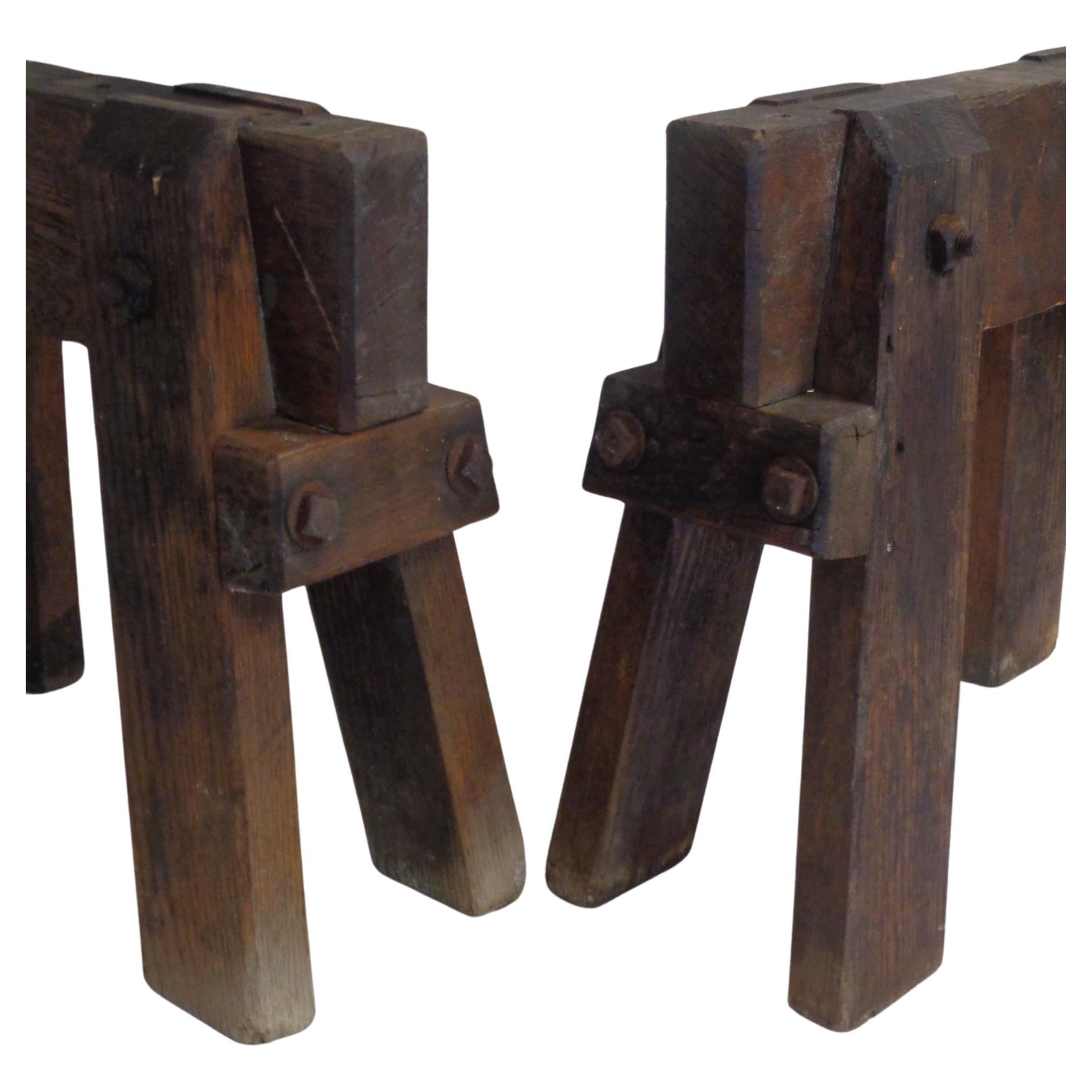 Une belle paire d'anciens chevalets de stéréotomie miniatures en chêne massif (utilisés à l'origine pour couper des solides tridimensionnels en formes particulières - pierre / maçonnerie / charpenterie) avec de grands boulons en fer / boiserie