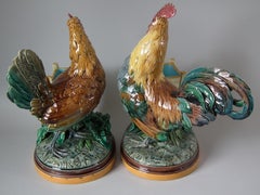 Coppia di vasi in maiolica di John Minton con gallina e gallo di John Hens