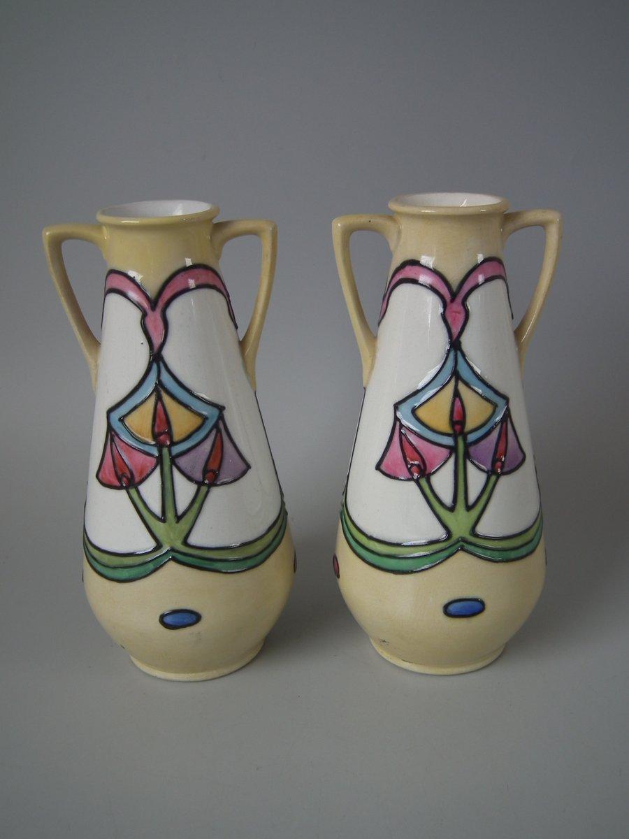 Paar Minton Secessionist No.12 Vasen mit zwei Griffen (Glasiert) im Angebot