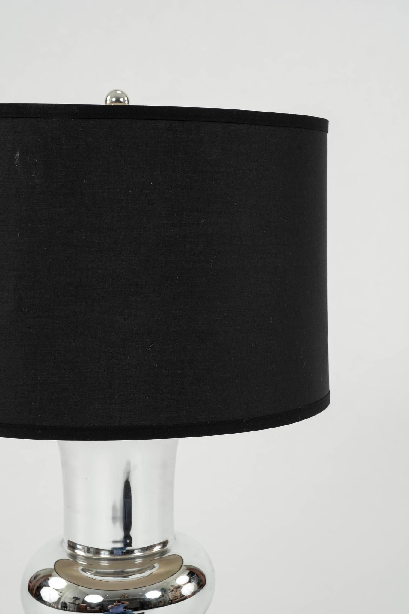 Zylindrische Tischlampen aus verspiegeltem Glas mit Stiernase und schwarzen Stoffschirmen.