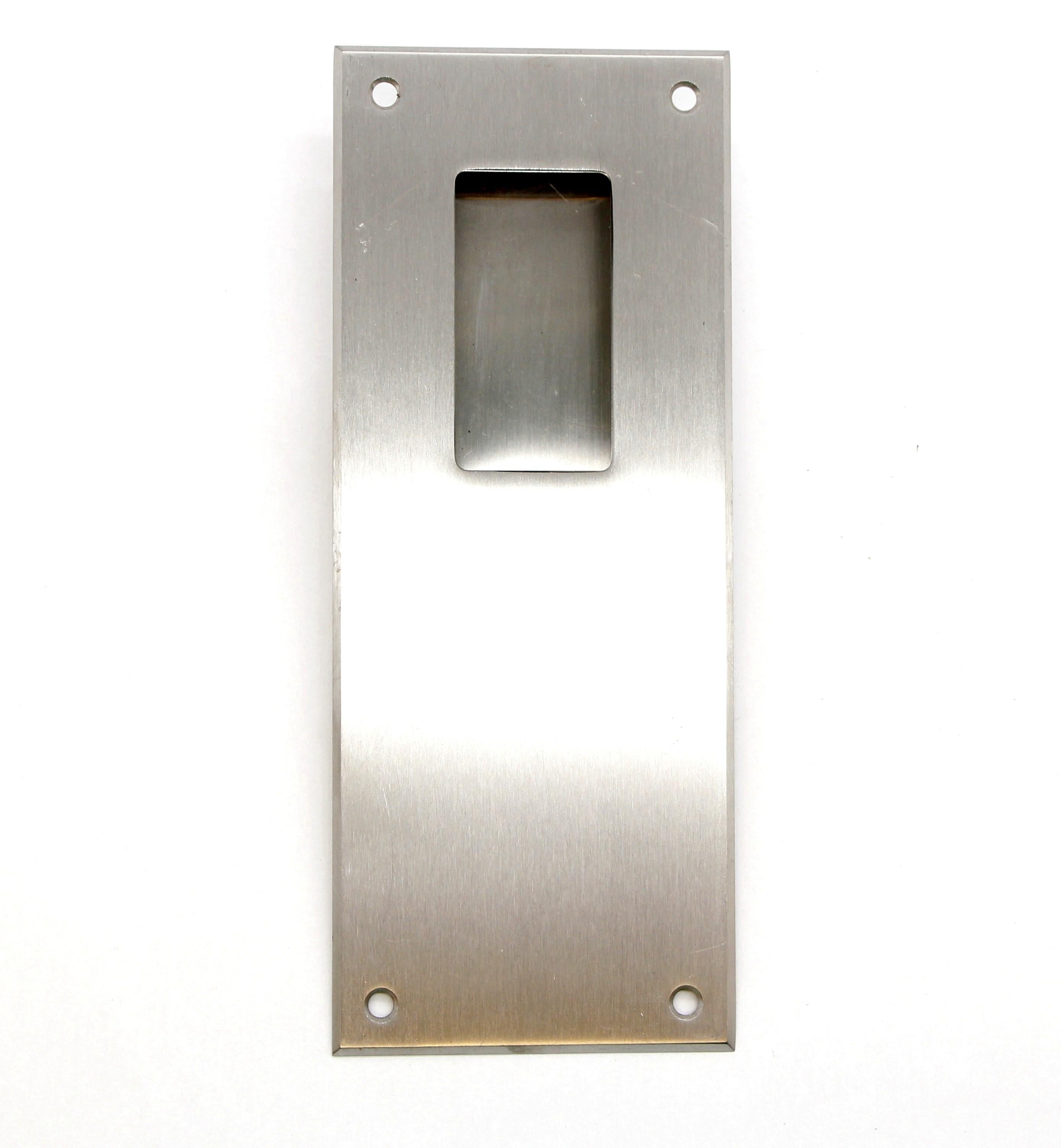 Enhance your doors with this pair of Modern recessed door pulls. The durable and sleek design adds a touch of retro charm and easy functionality. They are in good vintage condition. Small quantity available at time of posting. Please inquire. Priced