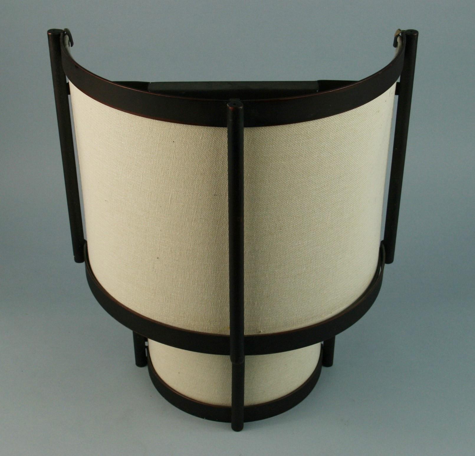 Coppia di lampade moderne a 3 luci con paralume in metallo e tessuto In condizioni buone in vendita a Douglas Manor, NY