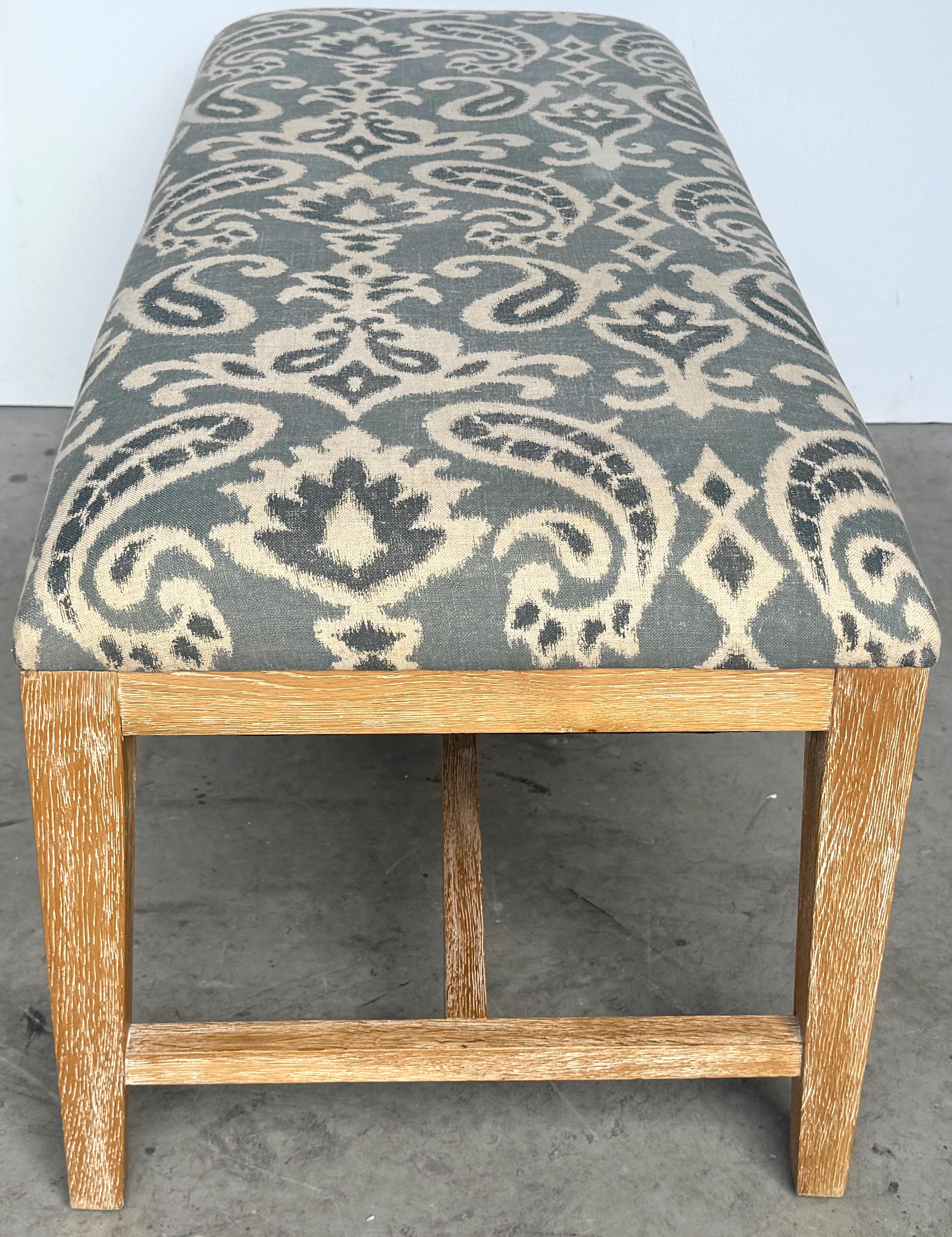 Coppia moderna Beached Wood,  Panche in stile batik con fiori e volute in bianco e blu in vendita 3