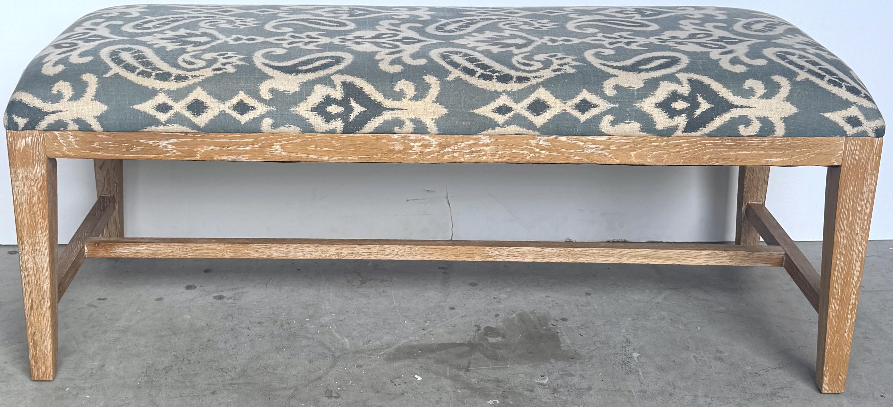Coppia moderna Beached Wood,  Panche in stile batik con fiori e volute in bianco e blu in vendita 4