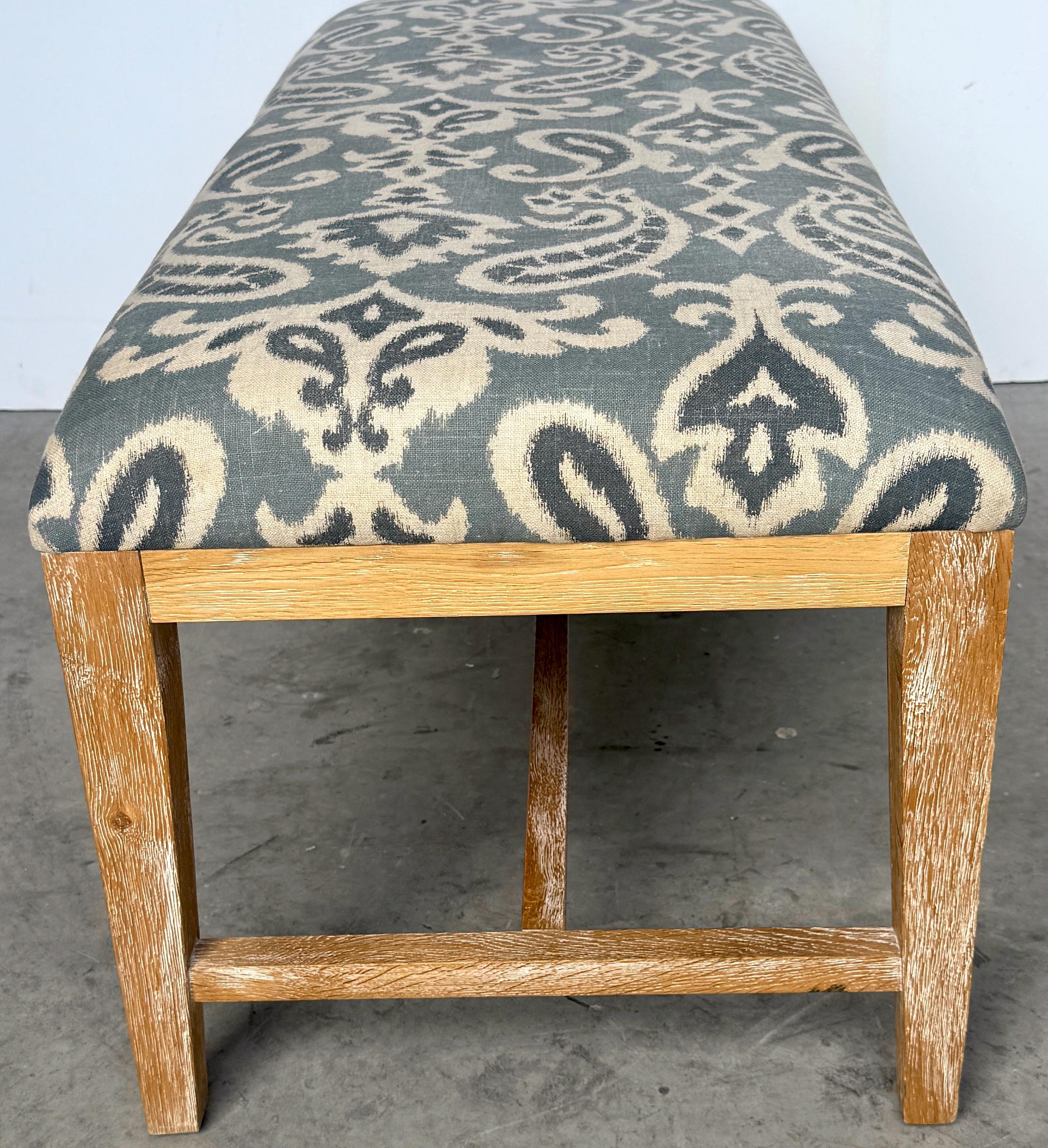 Coppia moderna Beached Wood,  Panche in stile batik con fiori e volute in bianco e blu in vendita 5
