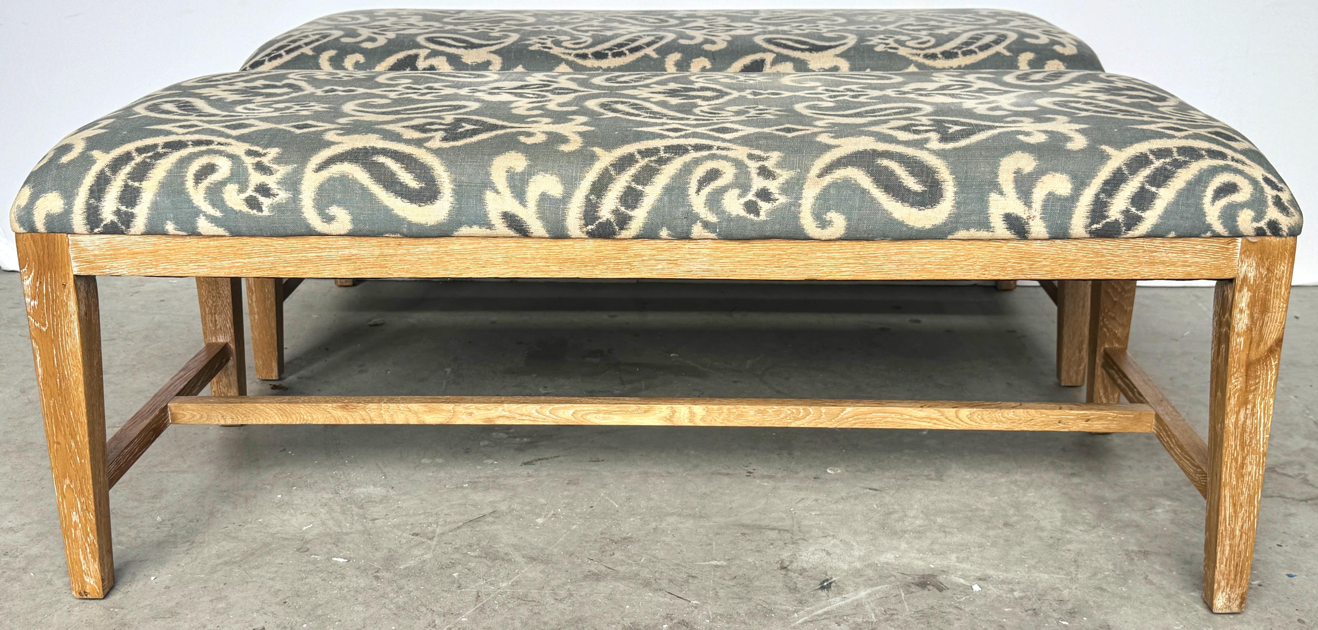 Moderno Coppia moderna Beached Wood,  Panche in stile batik con fiori e volute in bianco e blu in vendita
