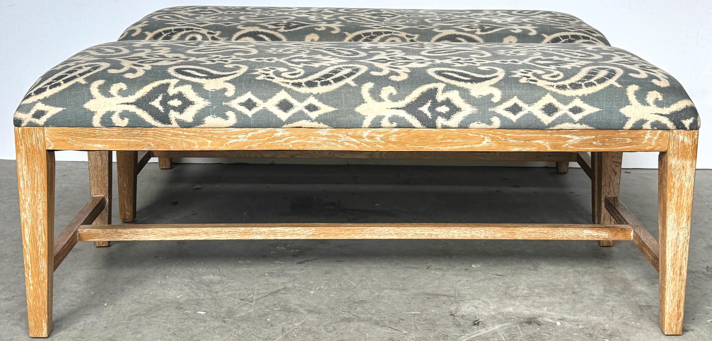 Sbiancato Coppia moderna Beached Wood,  Panche in stile batik con fiori e volute in bianco e blu in vendita