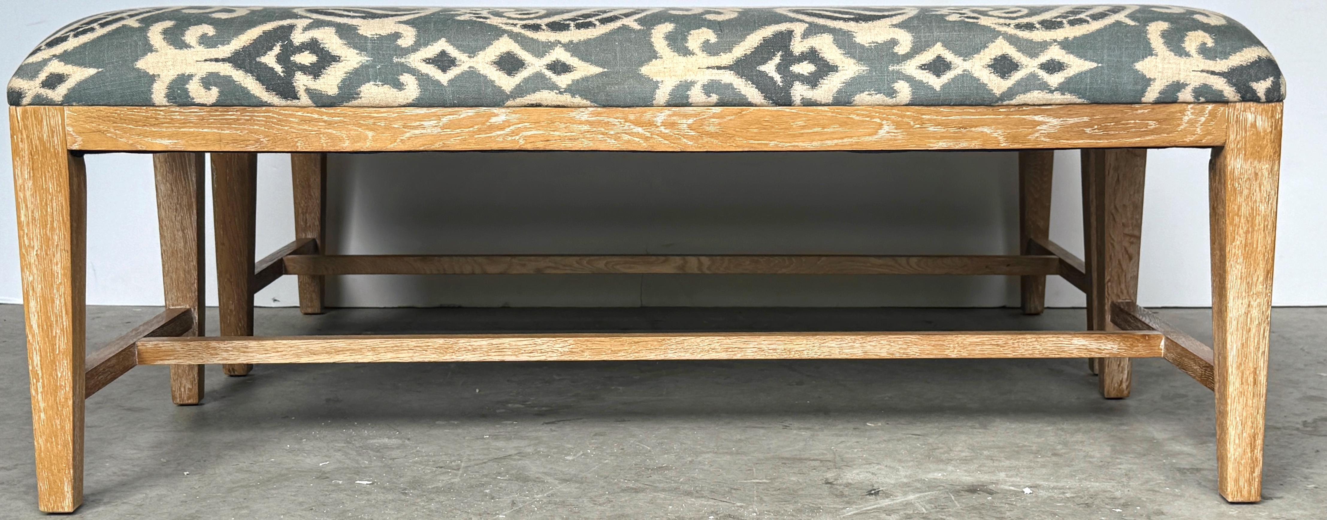 Coppia moderna Beached Wood,  Panche in stile batik con fiori e volute in bianco e blu In condizioni buone in vendita a West Palm Beach, FL
