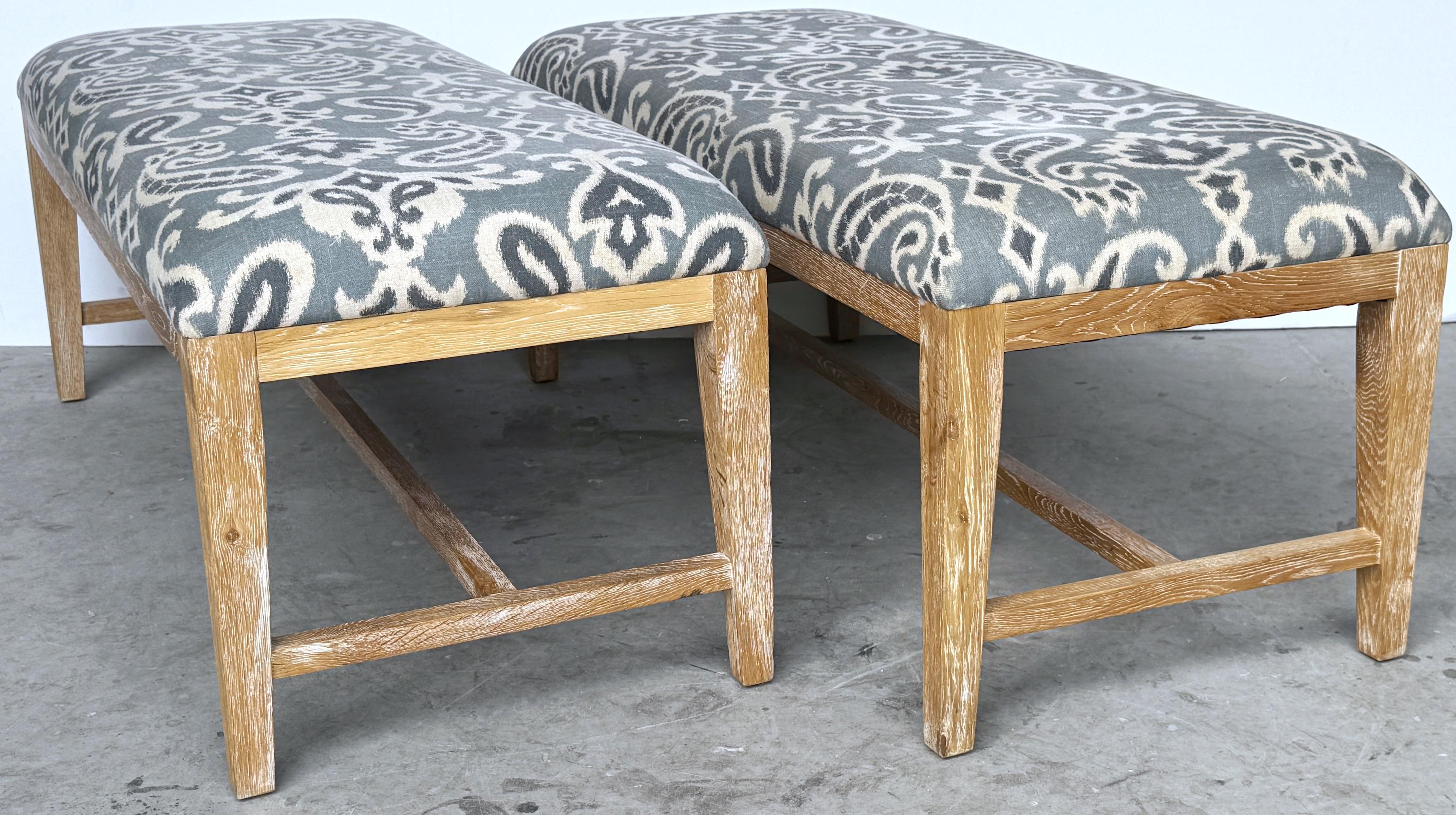 XXI secolo e contemporaneo Coppia moderna Beached Wood,  Panche in stile batik con fiori e volute in bianco e blu in vendita